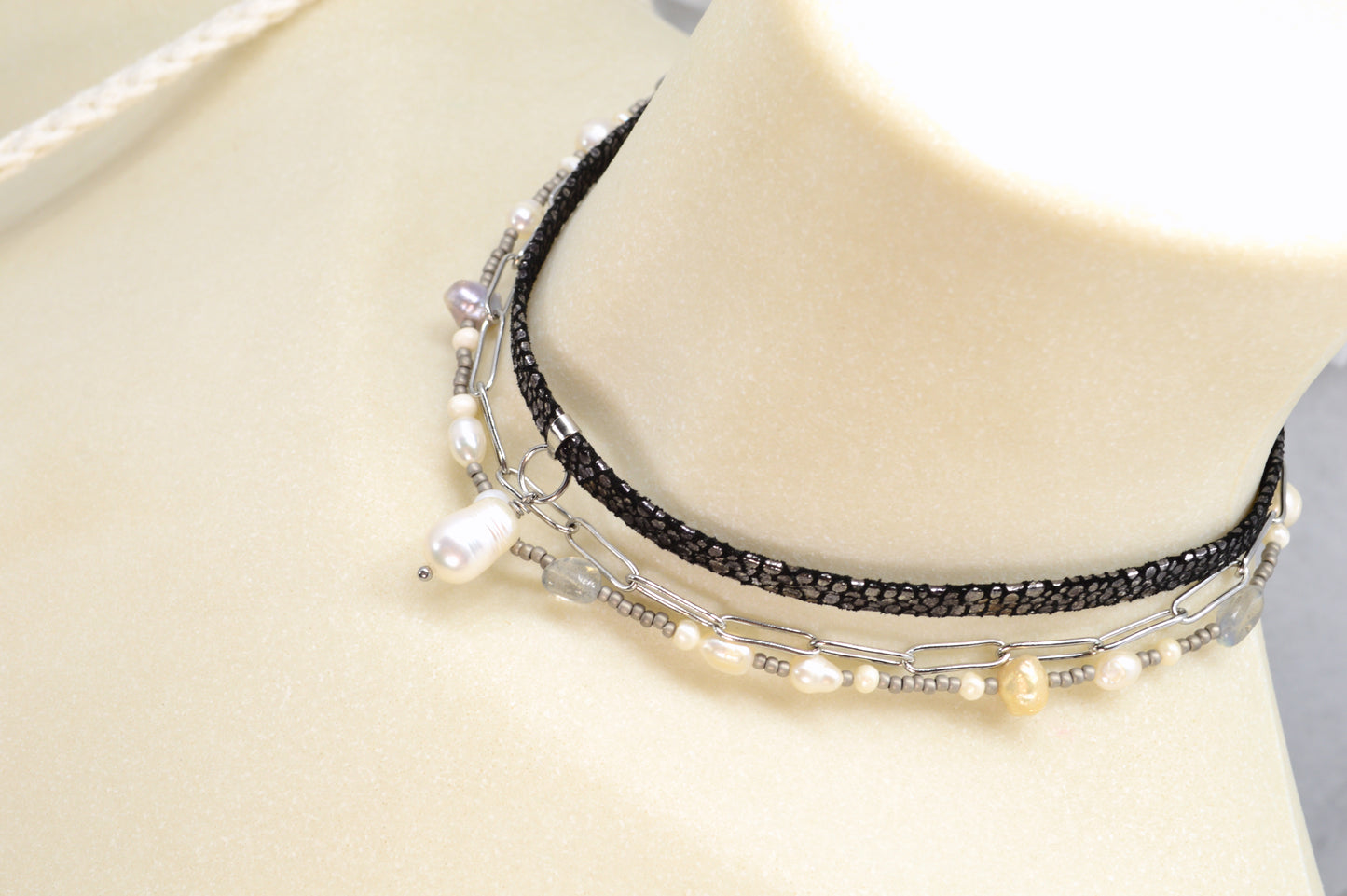 Gargantilla audaz en capas – perlas de agua dulce, acero inoxidable y cadena llamativa | tendencia otoño 2025