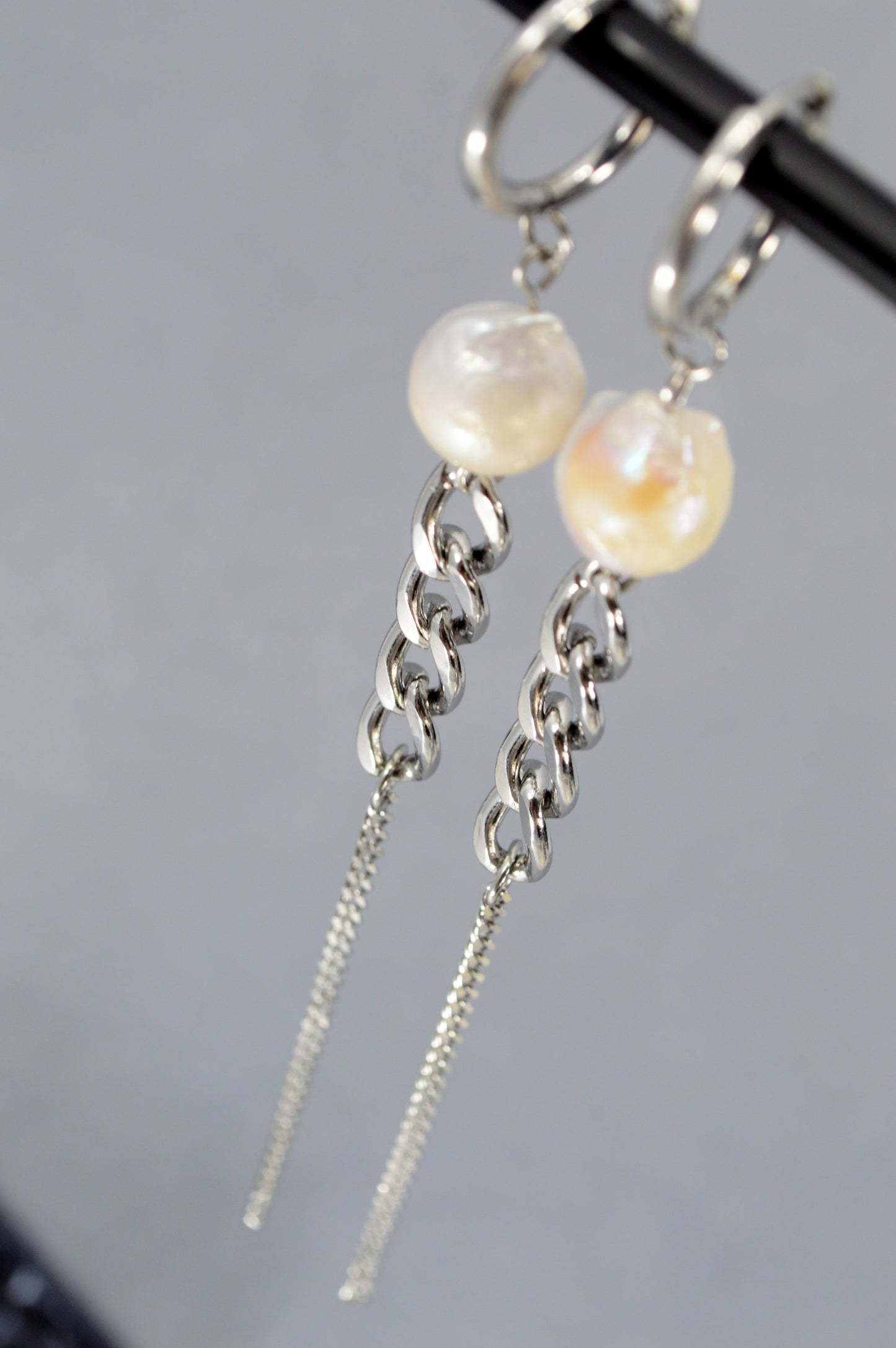 Boucles d’Oreilles Statement en Chaîne avec Perles – 12 cm | Pendants Modernes en Perles Baroques d’Eau Douce