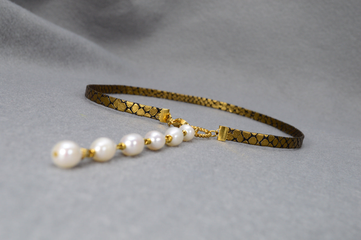 Goldfarbener Perlen-Choker mit Anhänger