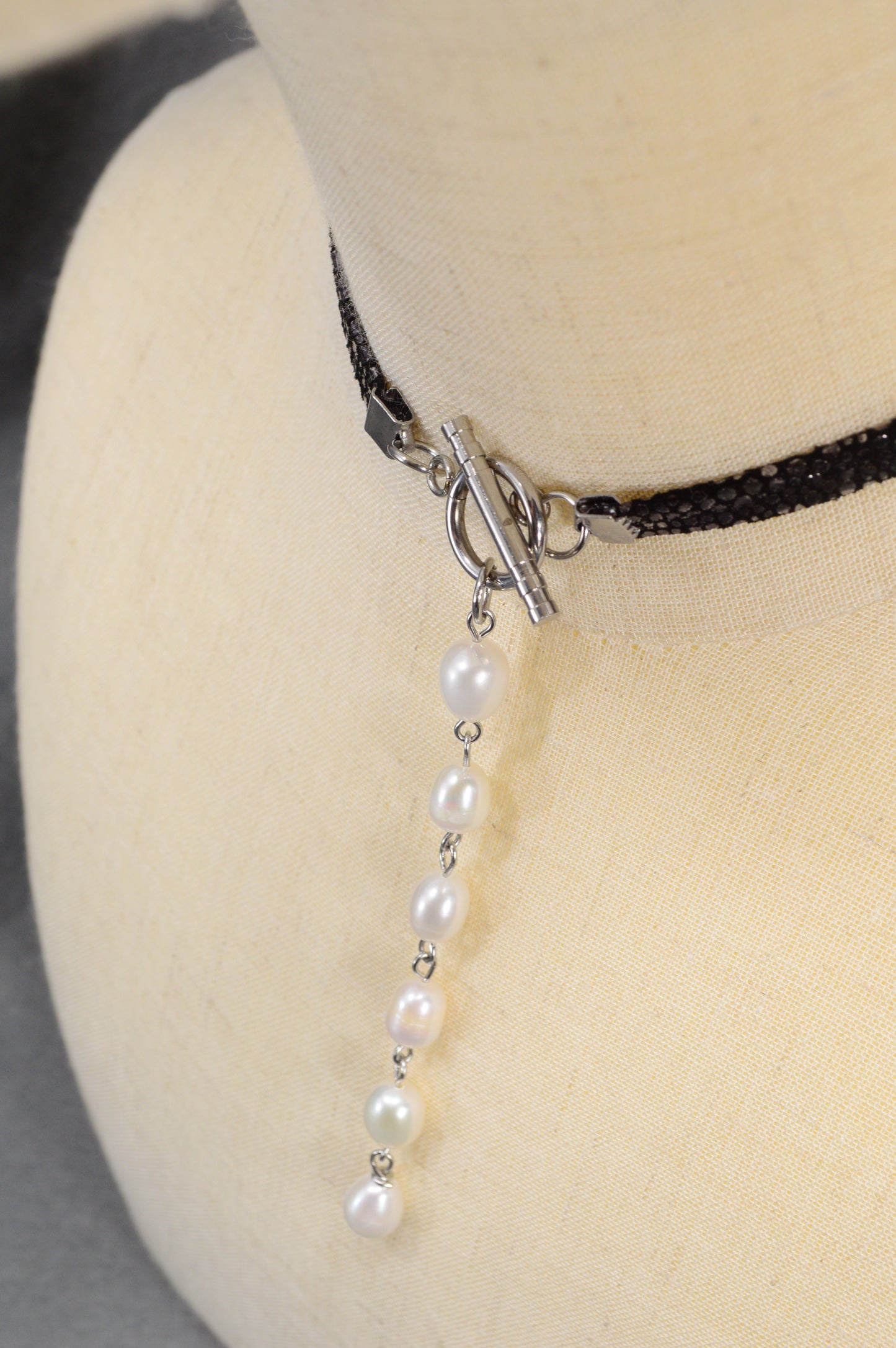 Collier Ras-du-Cou en Cuir avec Pendentif Goutte de Perle