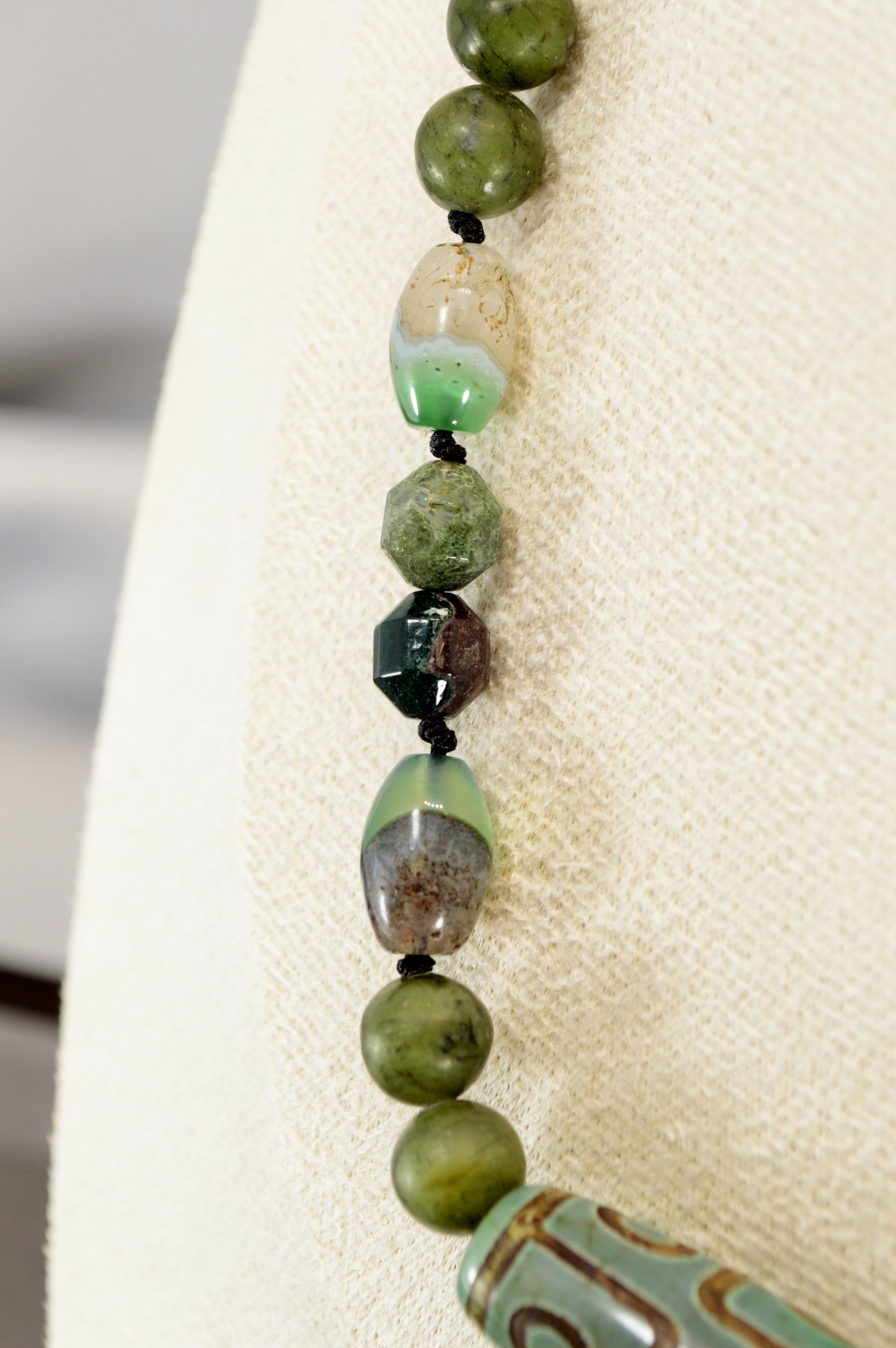 Collier en Agate Verte, Jade, Esmeralda et Perle Tibétaine Dzi – Bijou Bohème en Pierres de Guérison