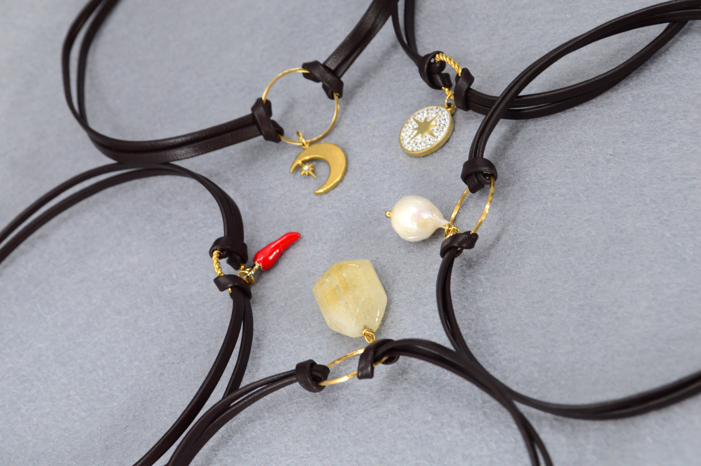 Gargantilla boho de cuero – detalles y dijes dorados – luna, perla, citrino, chile, brújula