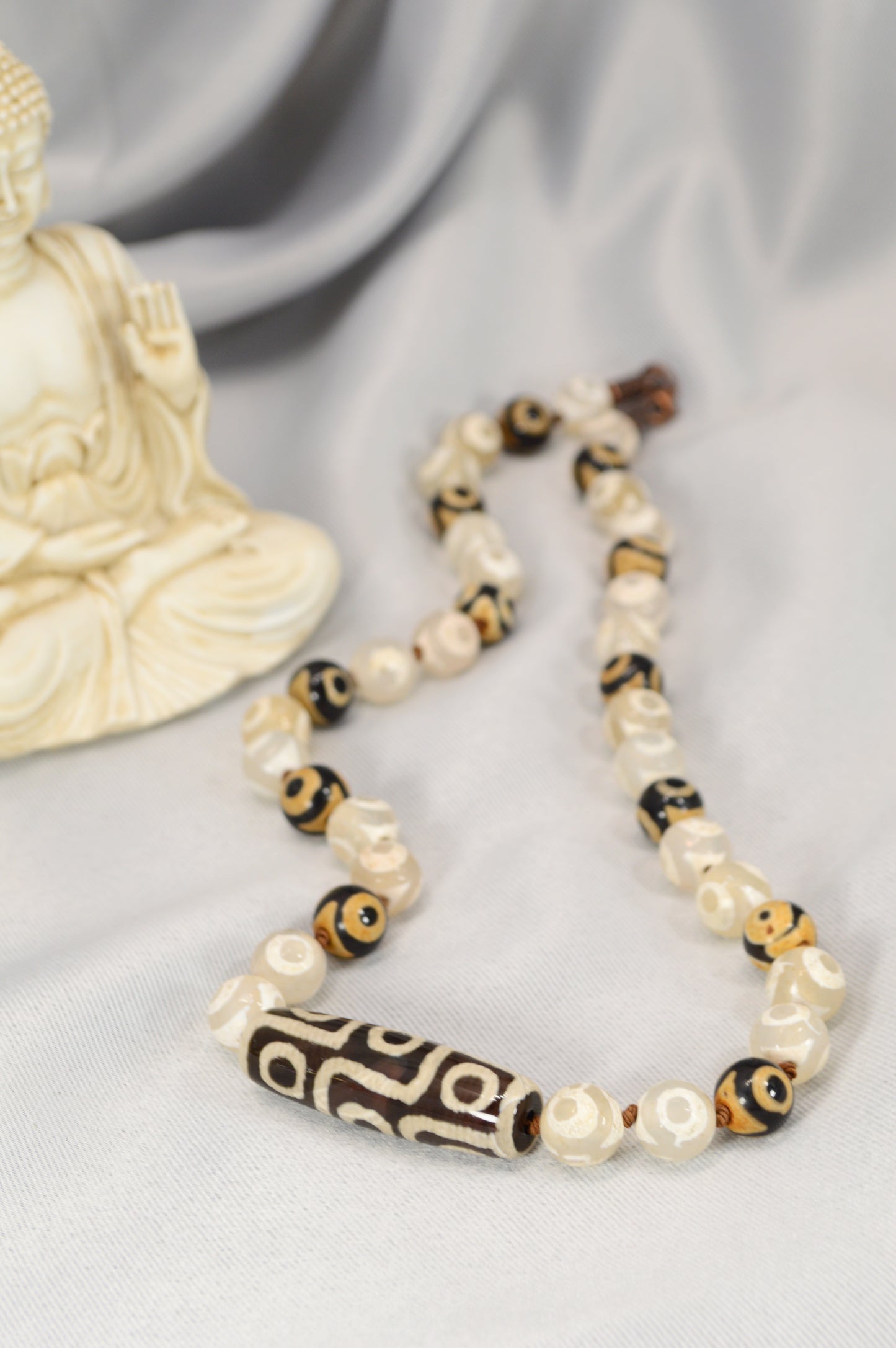 Schwarz-Elfenbeinfarbene tibetische Dzi-Perlenkette – Boho-spirituelles Amulett / Unisex-Schutzschmuck