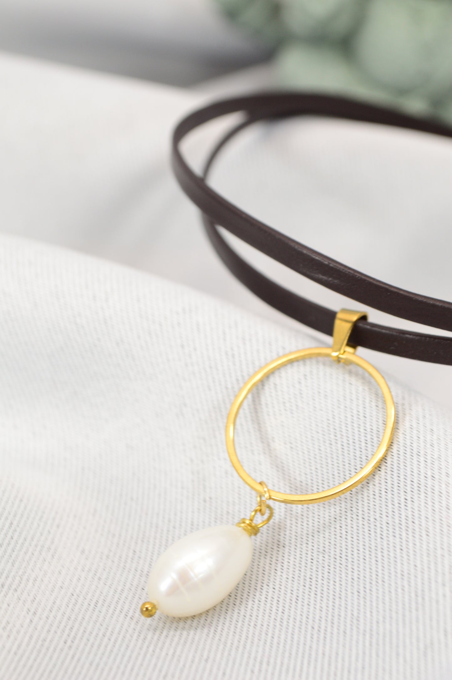 Choker de cuero marrón con anilla dorada y perla de agua dulce – ajustable