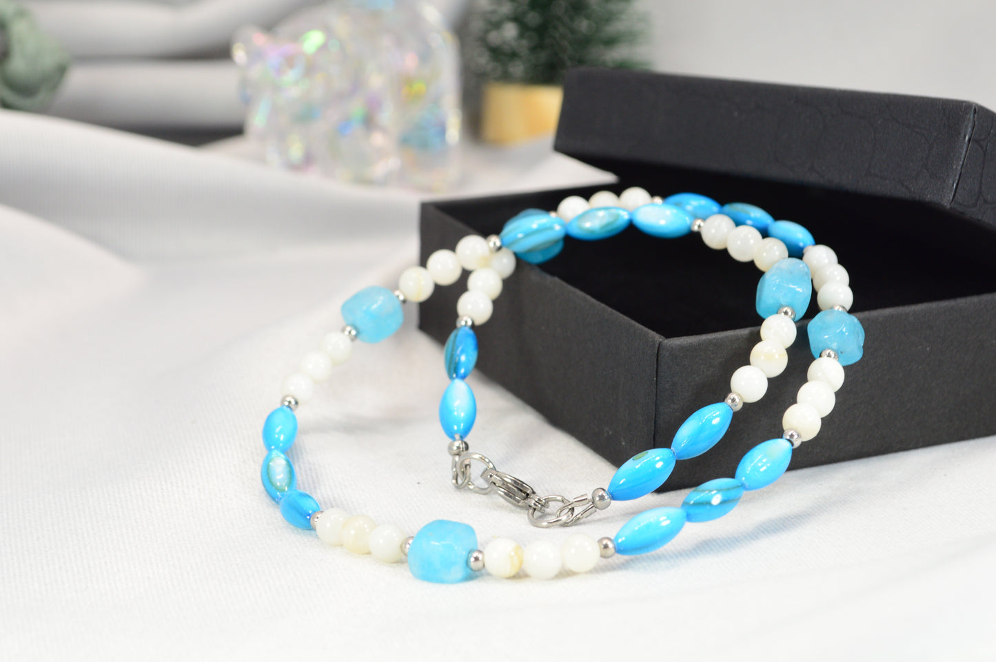 Blau-weiße Perlenkette – Frisch, minimalistisch & ozeaninspiriert