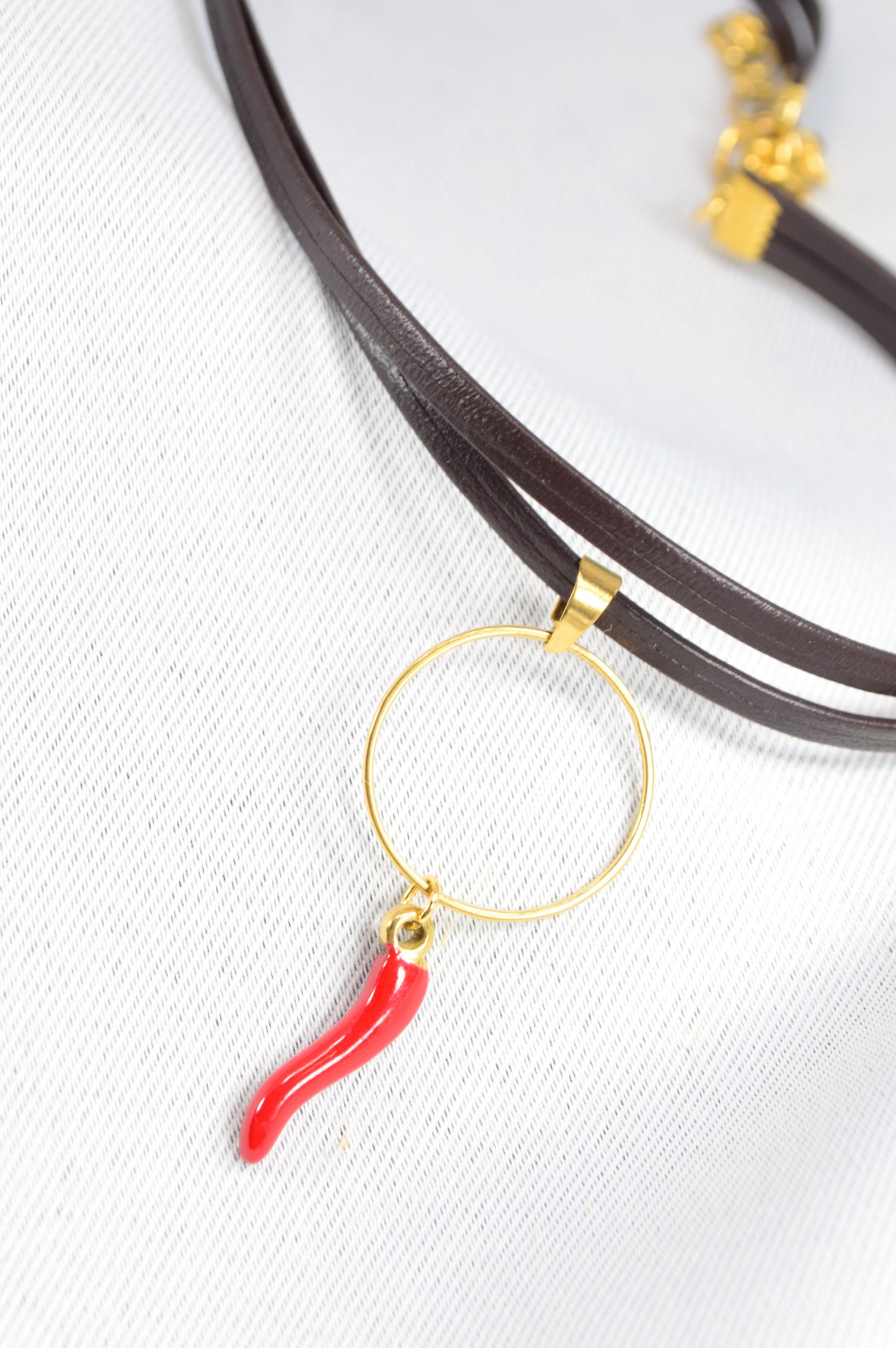 Ras-du-Cou en Cuir avec Pendentif Piment Rouge — Audacieux, Minimaliste, Inspiré de l’Italie