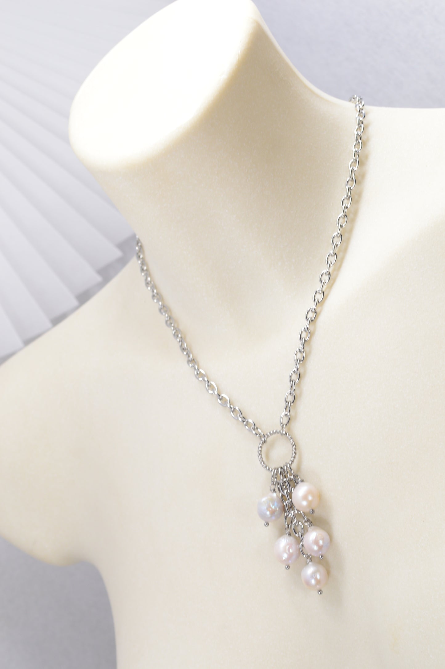 Gargantilla de cadena con racimo de perlas