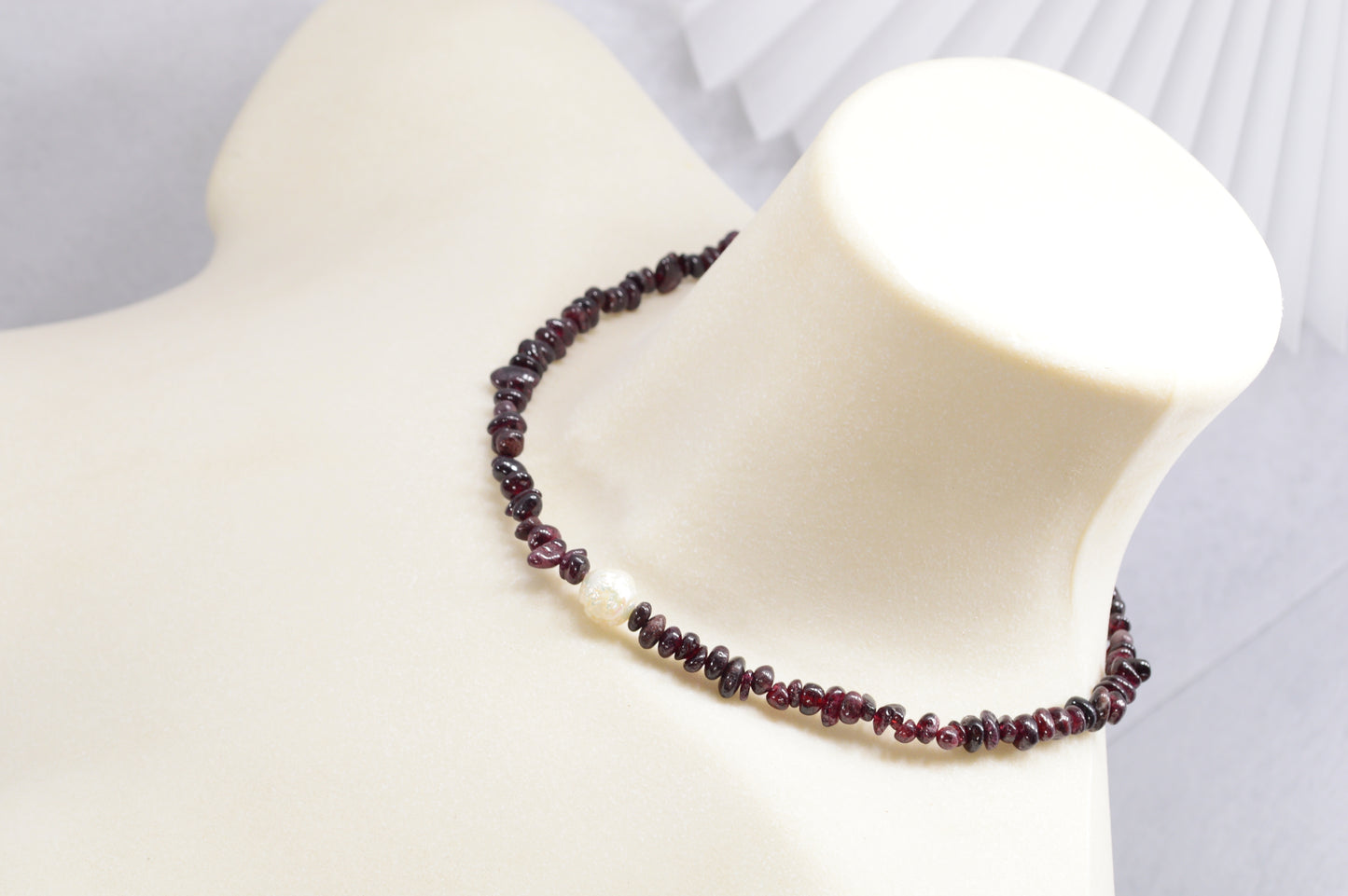 Gargantilla de perlas y granate con cuentas engarzadas