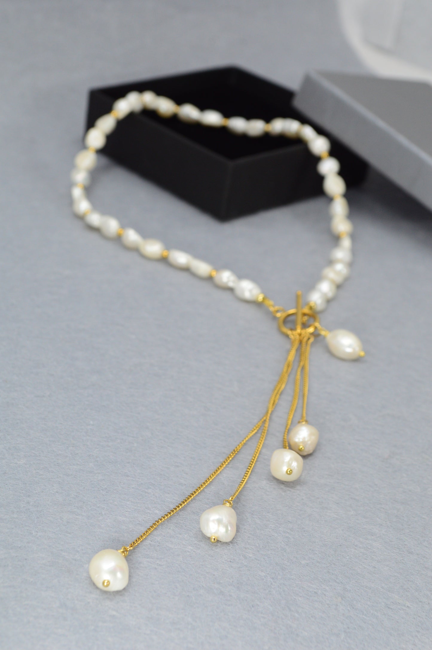 Goldene Perlen-Quasten-Halskette | Süßwasserperlen & Edelstahl | Lariat mit Knebelverschluss vorne