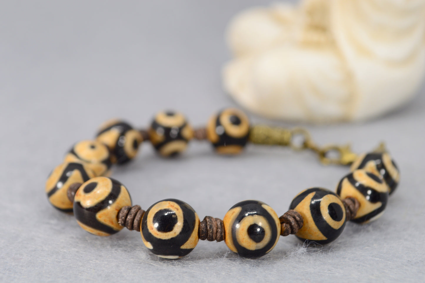 Tibetan Dzi Bead Bracelet – Protective Agate Amulet Jewelry for Men & Women