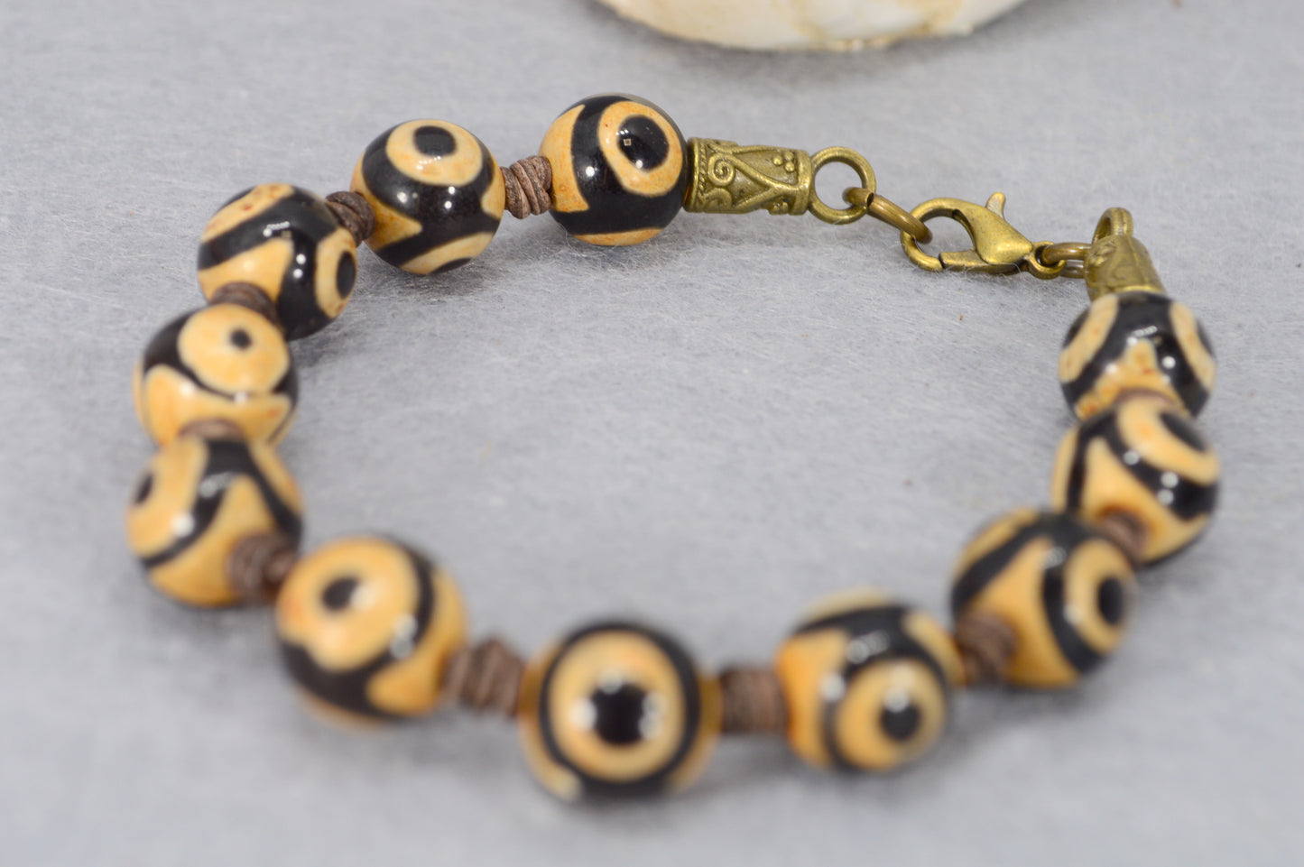Tibetan Dzi Bead Bracelet – Protective Agate Amulet Jewelry for Men & Women