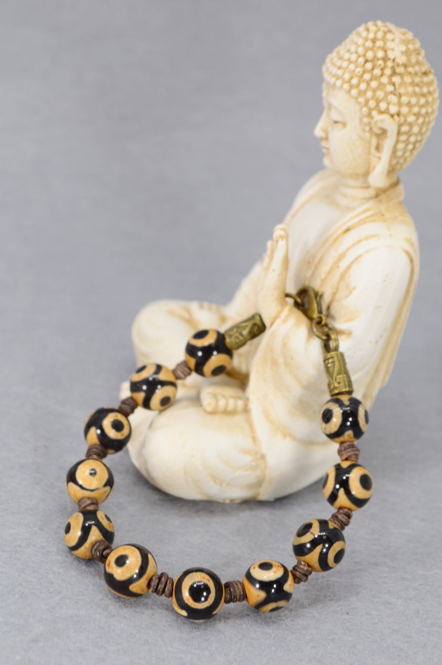Tibetan Dzi Bead Bracelet – Protective Agate Amulet Jewelry for Men & Women