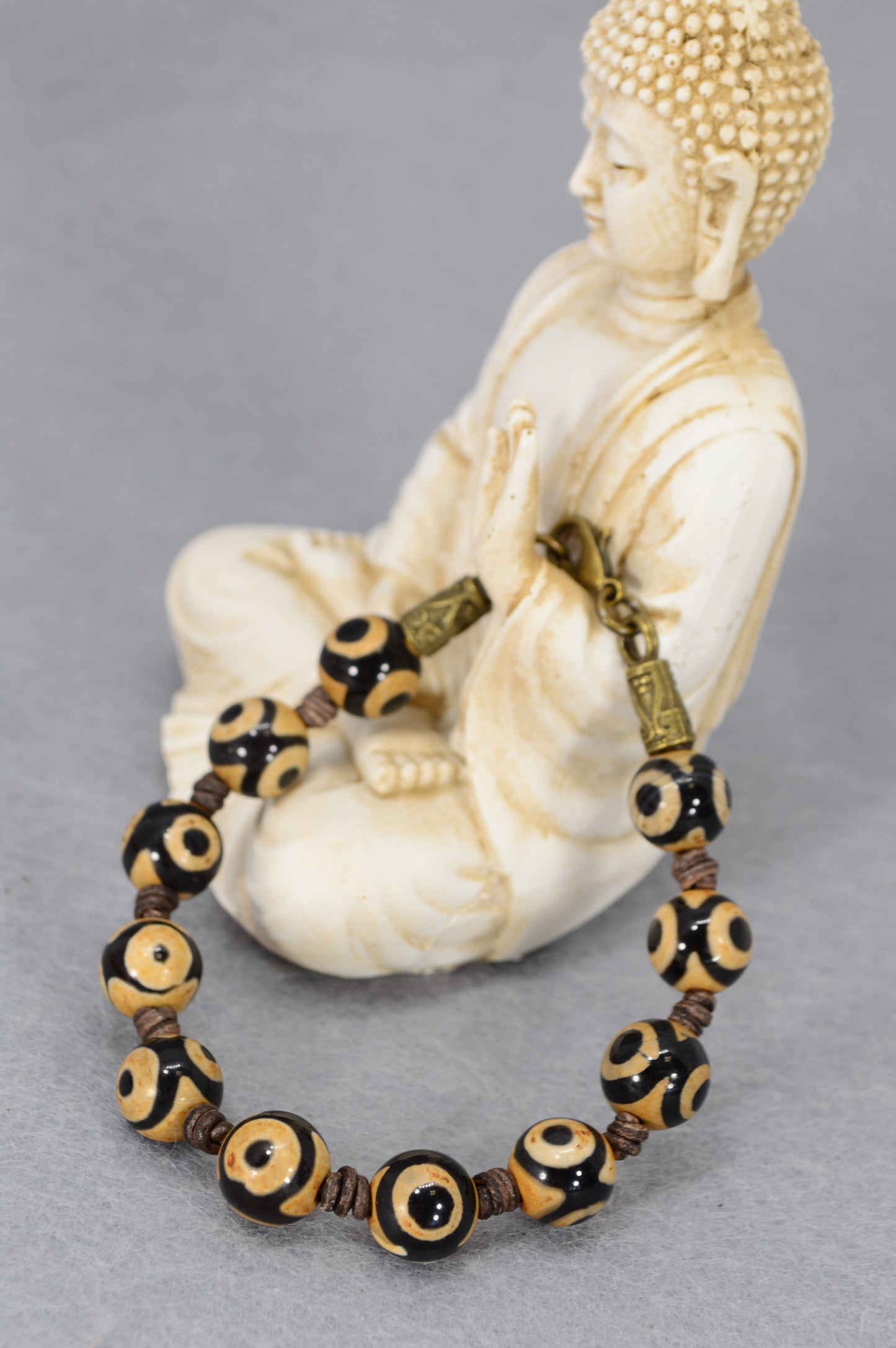Tibetan Dzi Bead Bracelet – Protective Agate Amulet Jewelry for Men & Women
