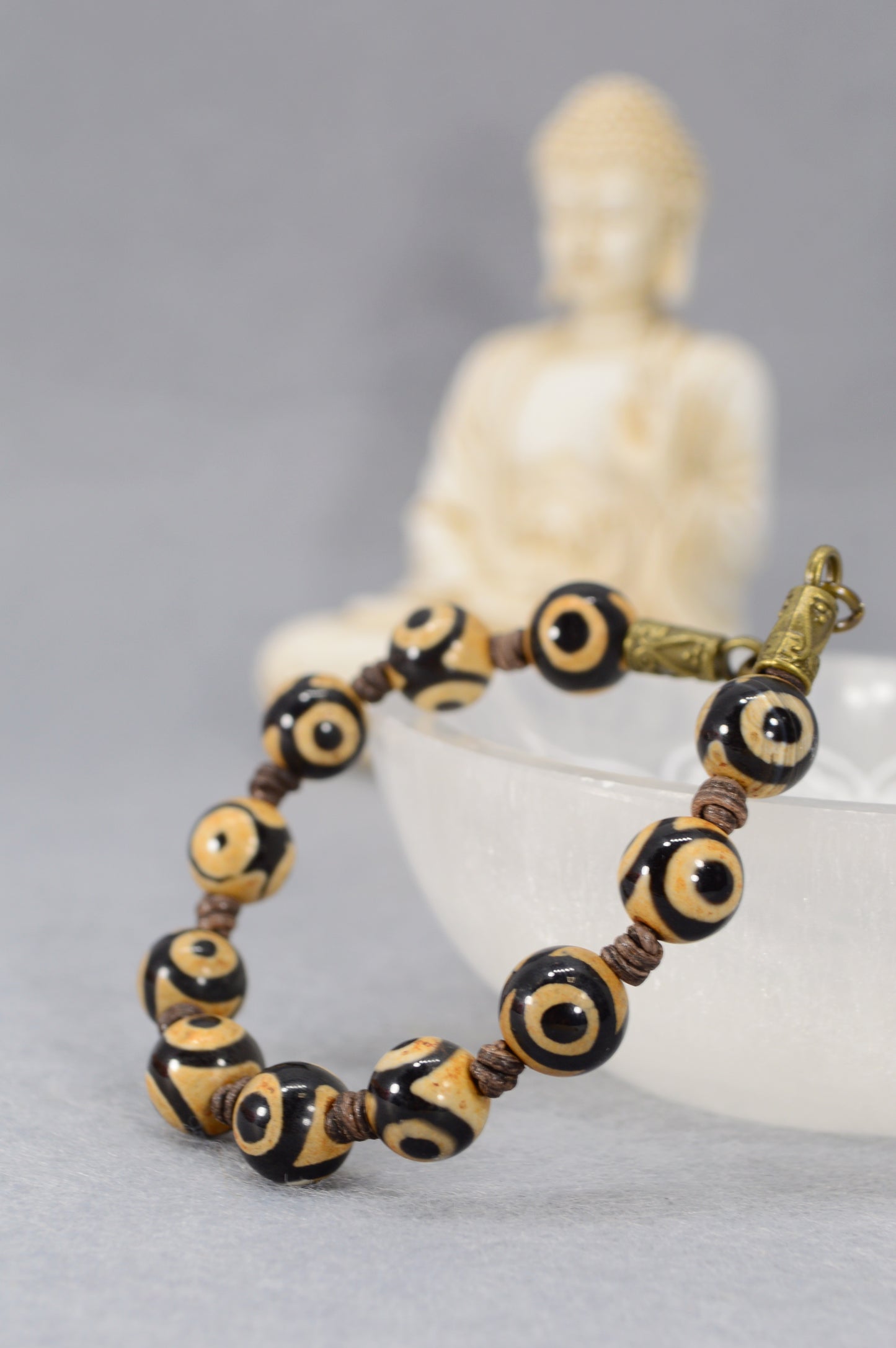 Tibetan Dzi Bead Bracelet – Protective Agate Amulet Jewelry for Men & Women