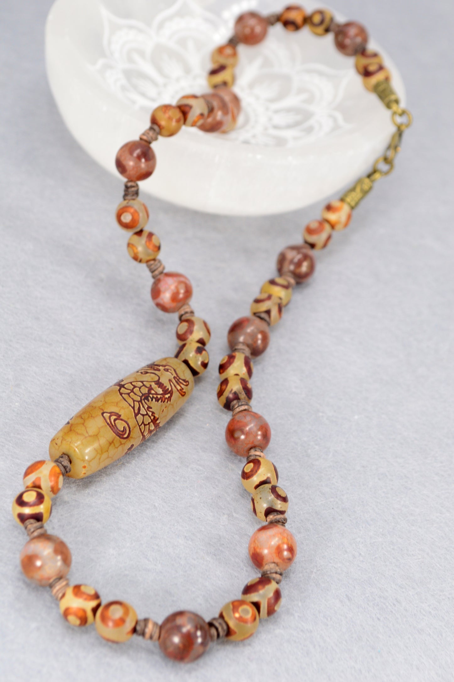 Collar Dzi Dragón – poderosas cuentas de ágata con cordón de cuero | joyería espiritual tibetana
