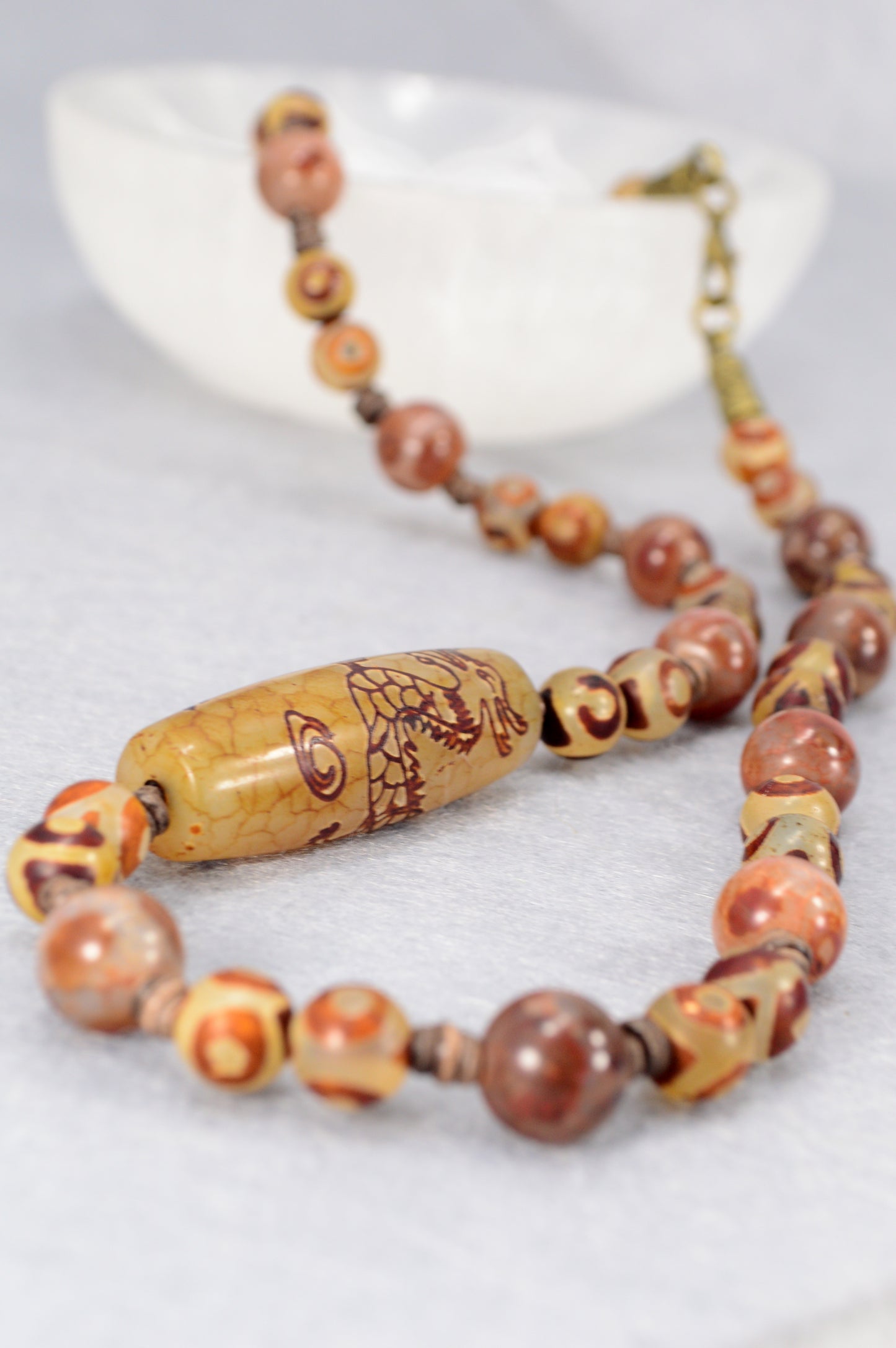 Collar Dzi Dragón – poderosas cuentas de ágata con cordón de cuero | joyería espiritual tibetana