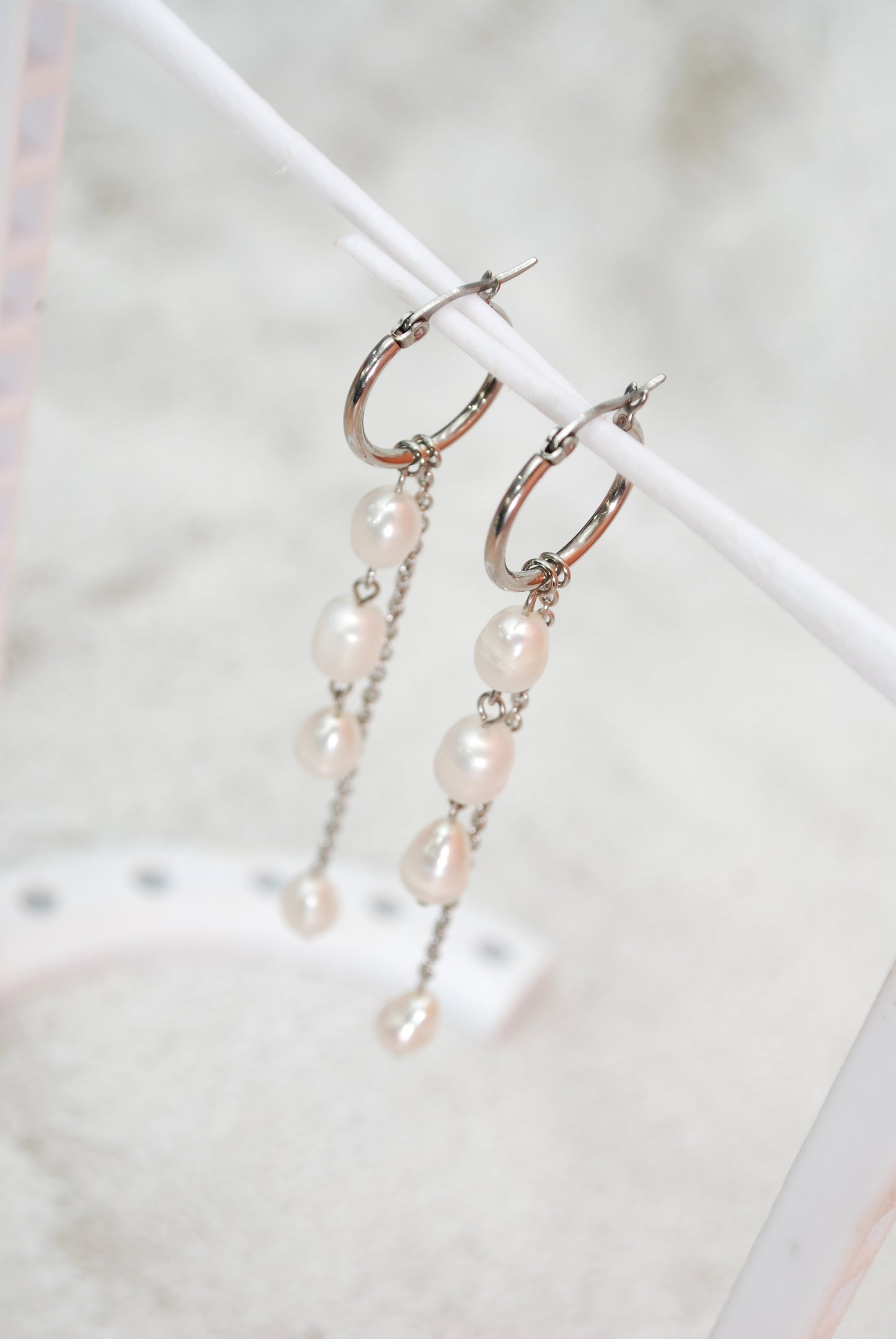 Aros dorados con perlas – elegantes pendientes colgantes con perlas de agua dulce