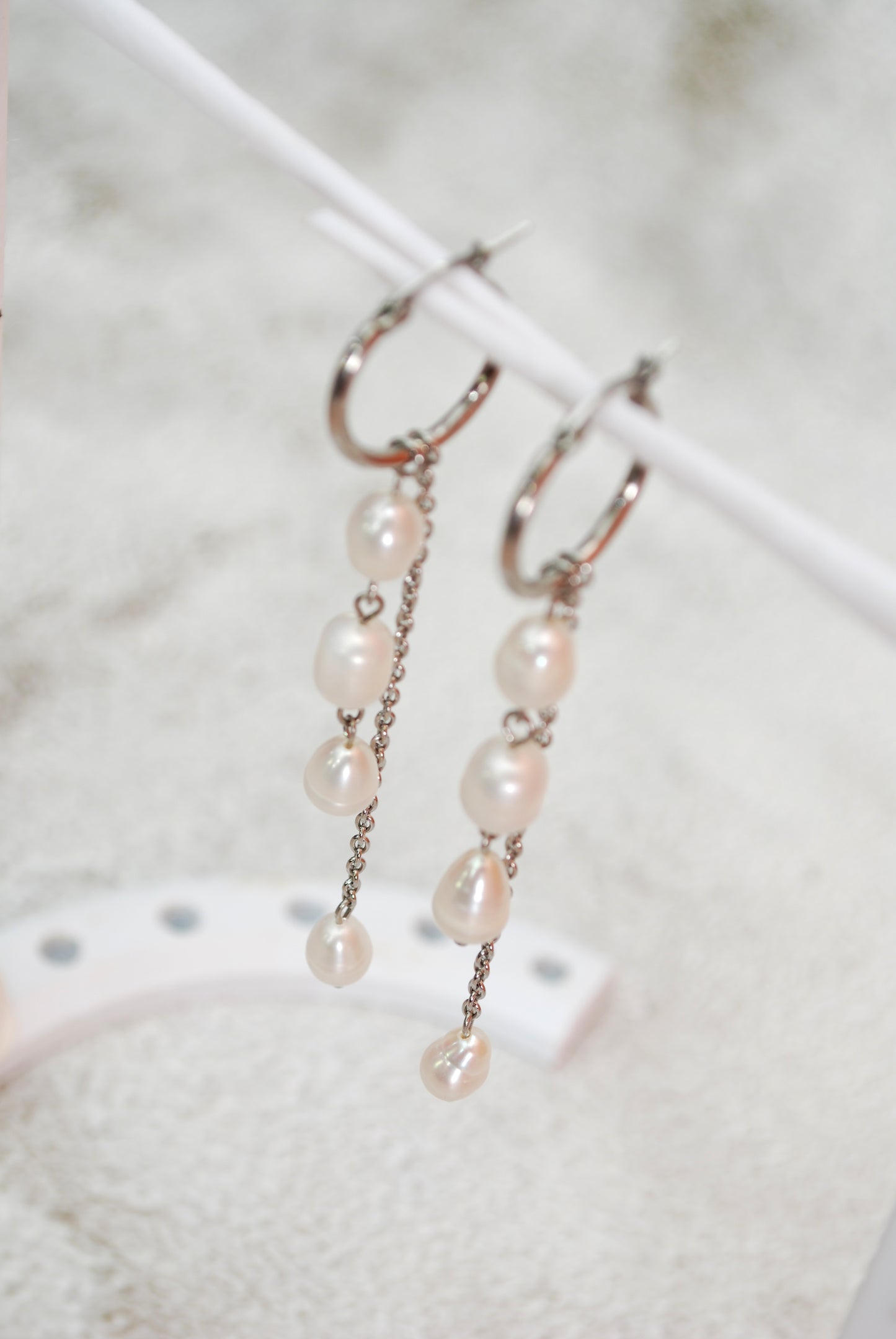 Aros dorados con perlas – elegantes pendientes colgantes con perlas de agua dulce