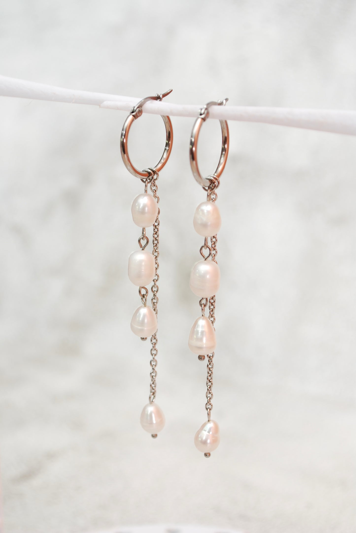 Aros dorados con perlas – elegantes pendientes colgantes con perlas de agua dulce