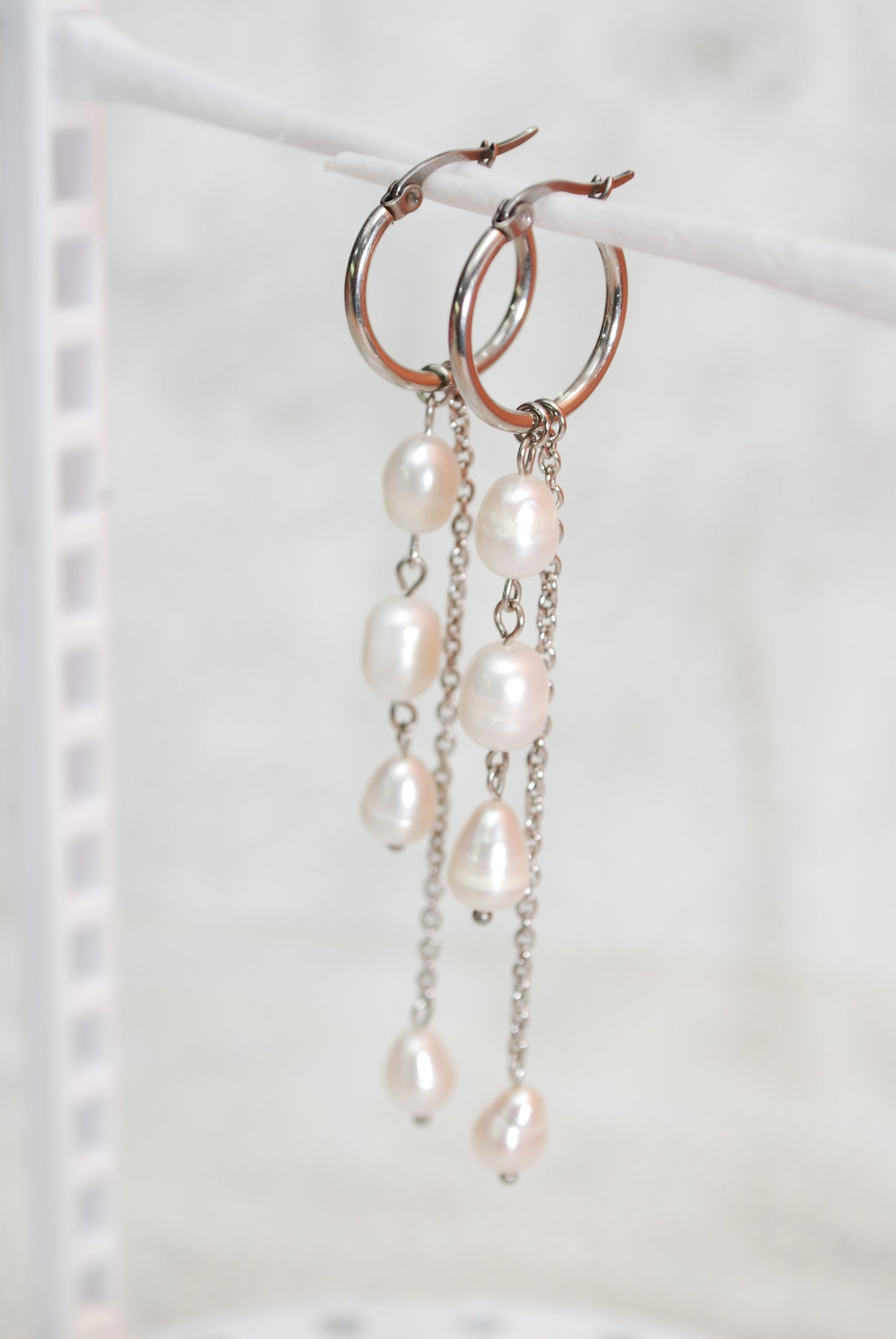 Aros dorados con perlas – elegantes pendientes colgantes con perlas de agua dulce