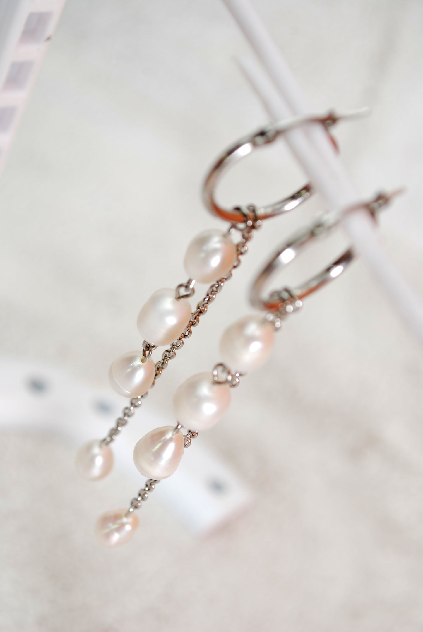 Aros dorados con perlas – elegantes pendientes colgantes con perlas de agua dulce