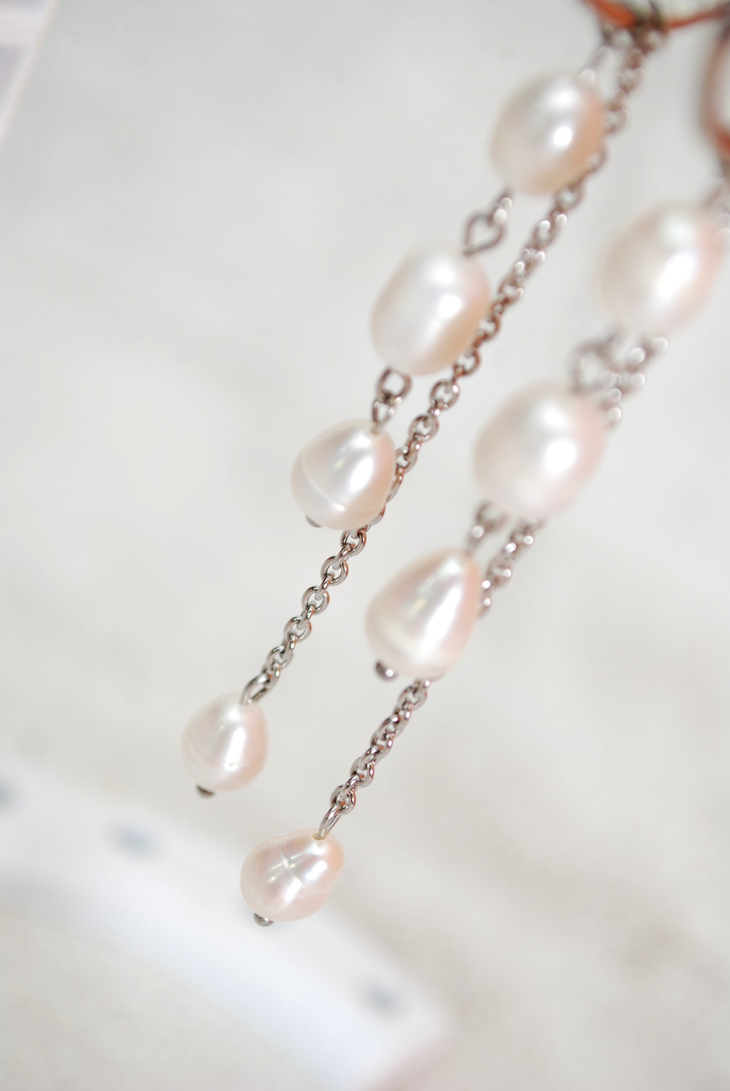 Aros dorados con perlas – elegantes pendientes colgantes con perlas de agua dulce