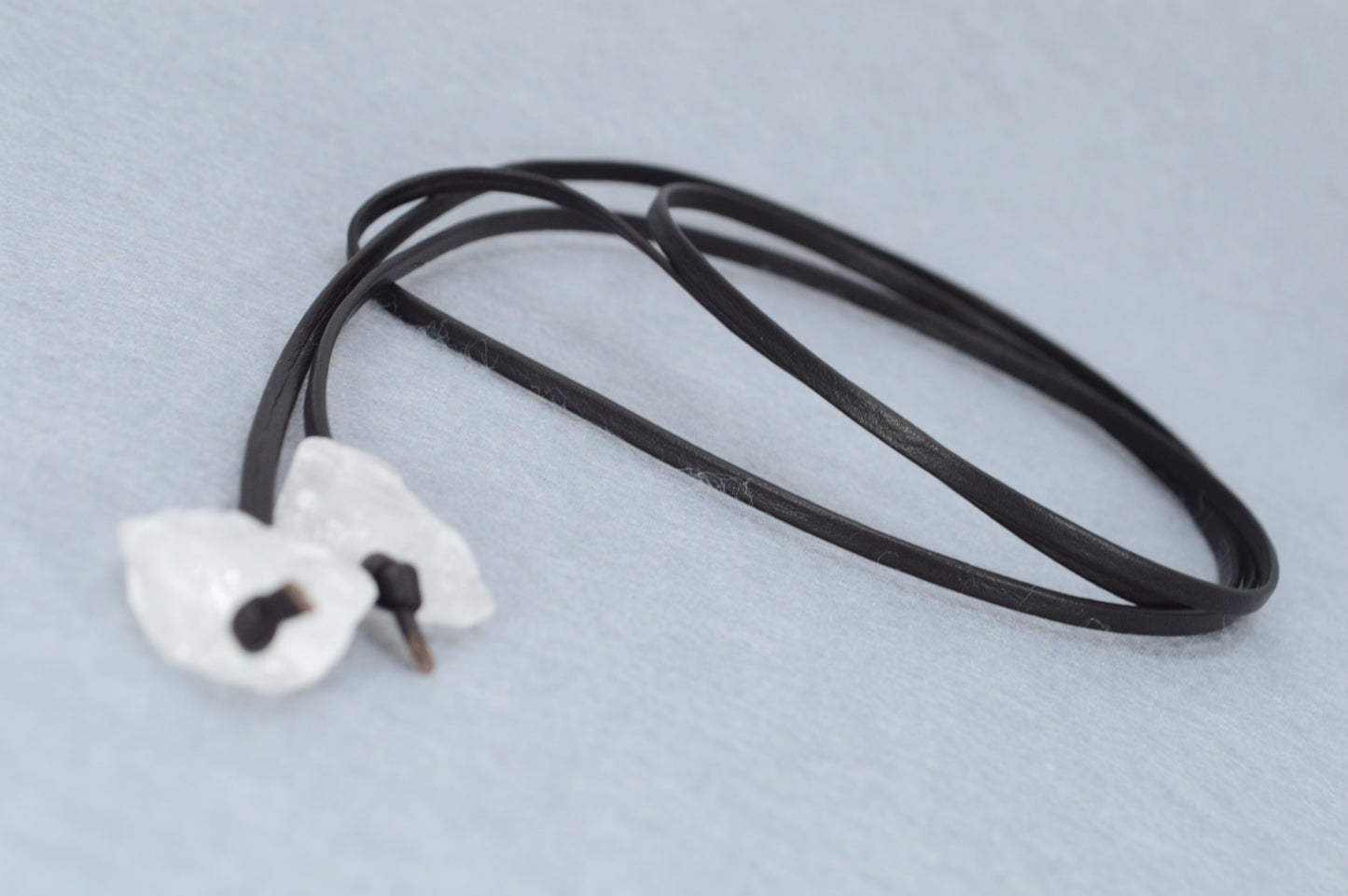 Raw Quartz Crystal Choker – Adjustable Leather Wrap Necklace, Boho Festival Jewelry, Healing Stone Necklace for Women & Men