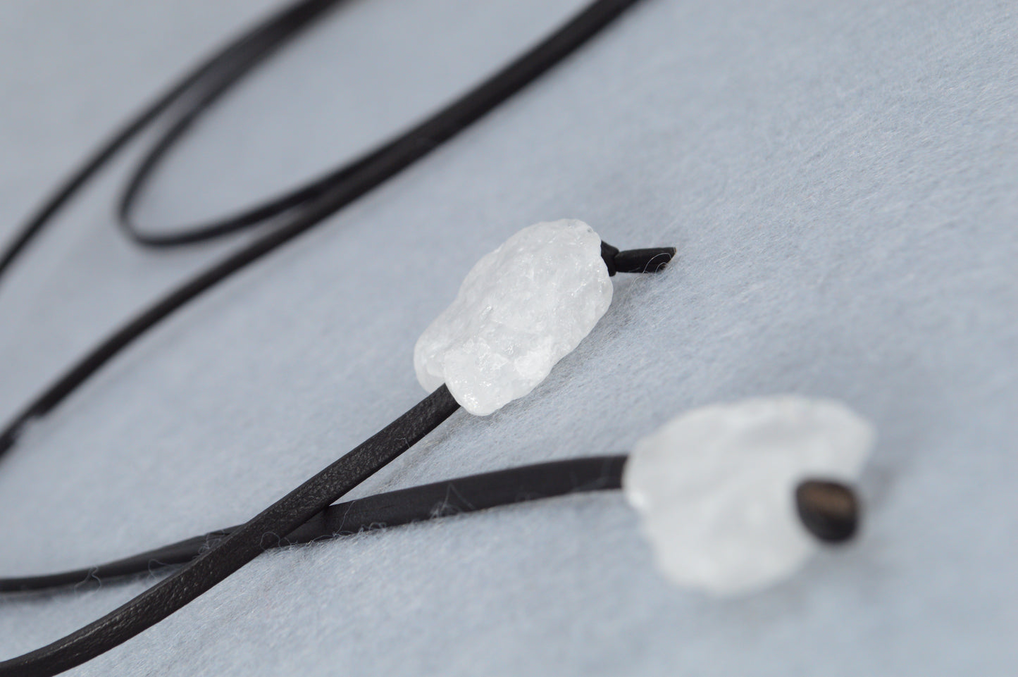 Raw Quartz Crystal Choker – Adjustable Leather Wrap Necklace, Boho Festival Jewelry, Healing Stone Necklace for Women & Men
