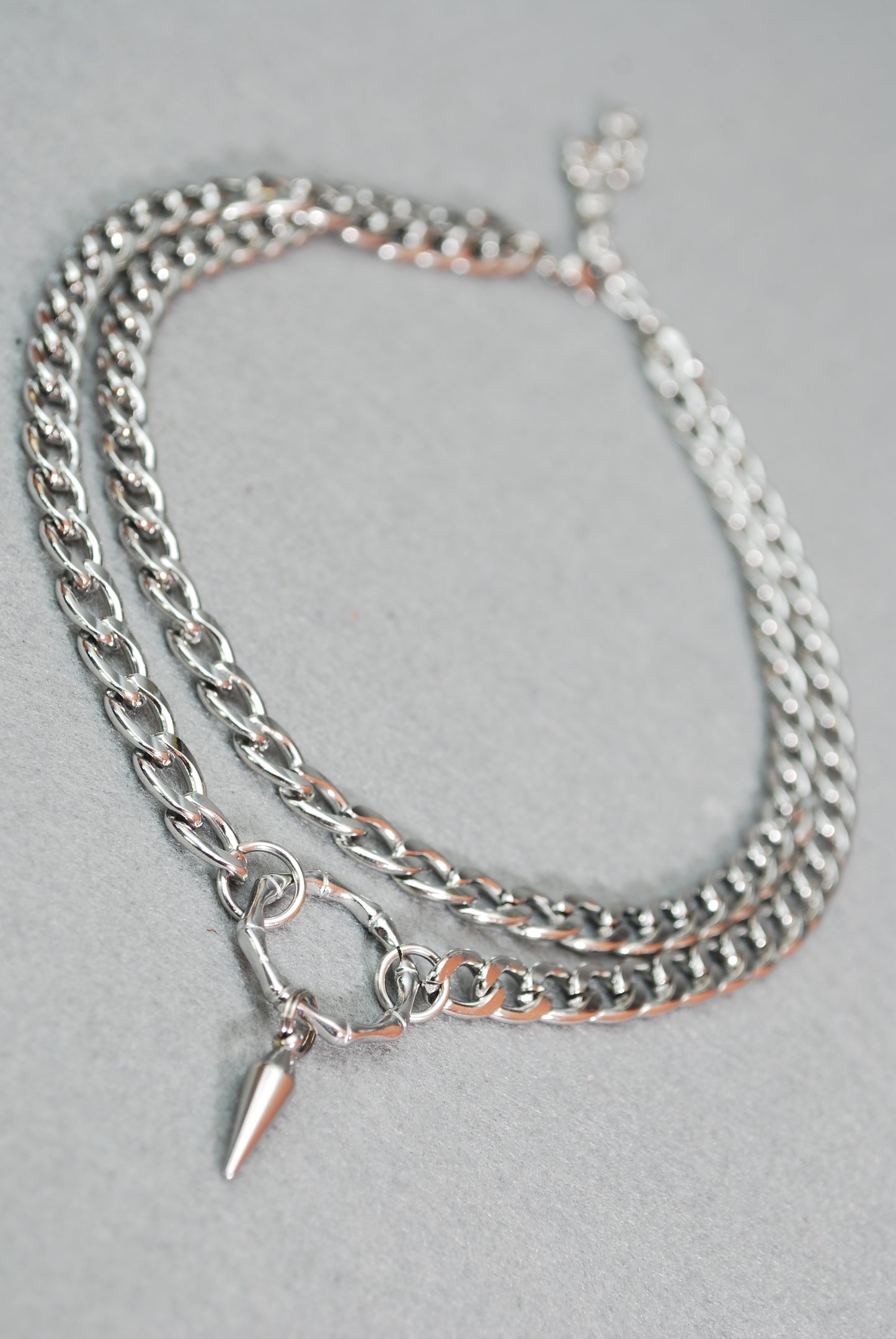 Choker de cadenas en capas con colgante de pincho