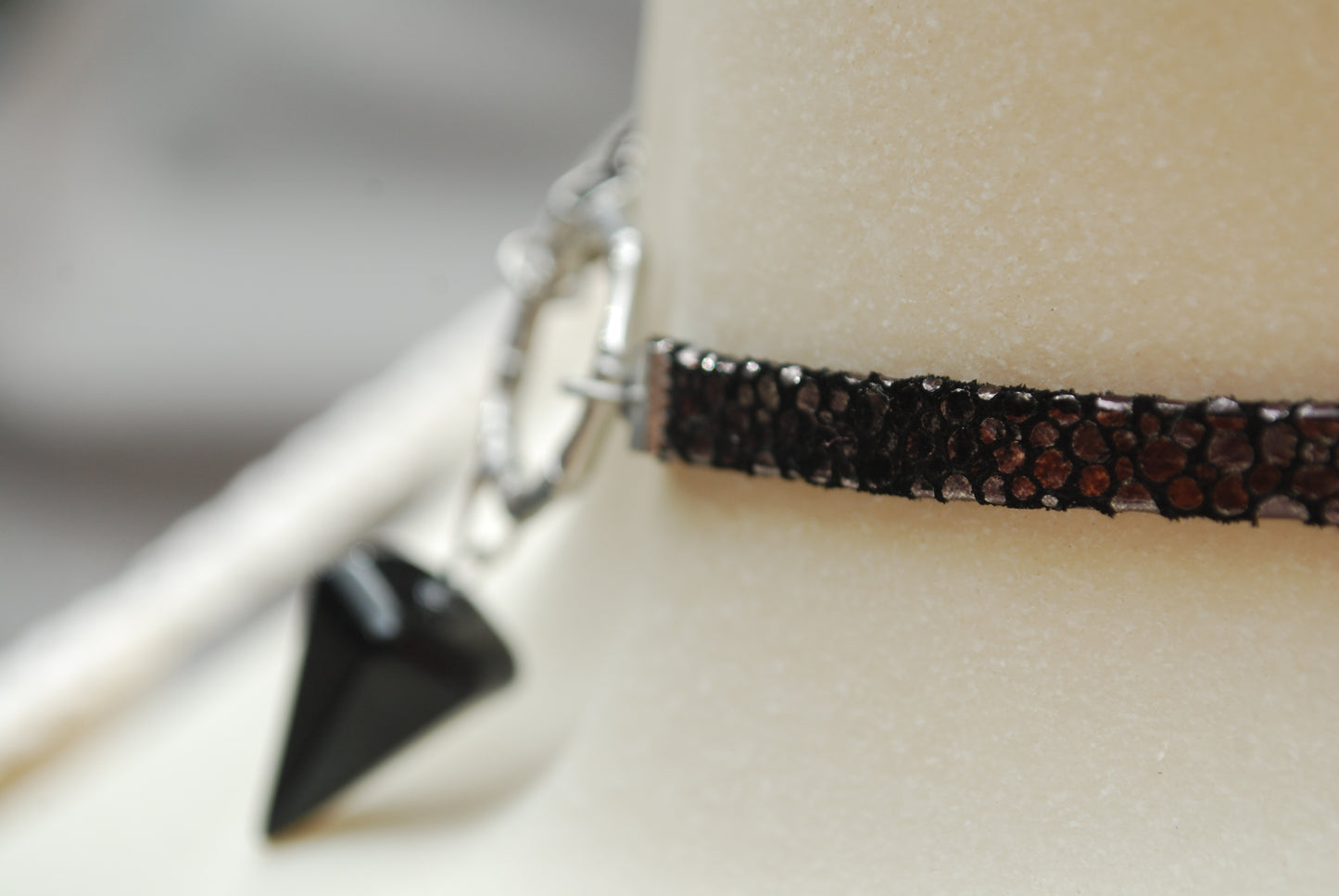 Choker de cuero con colgante de piedra