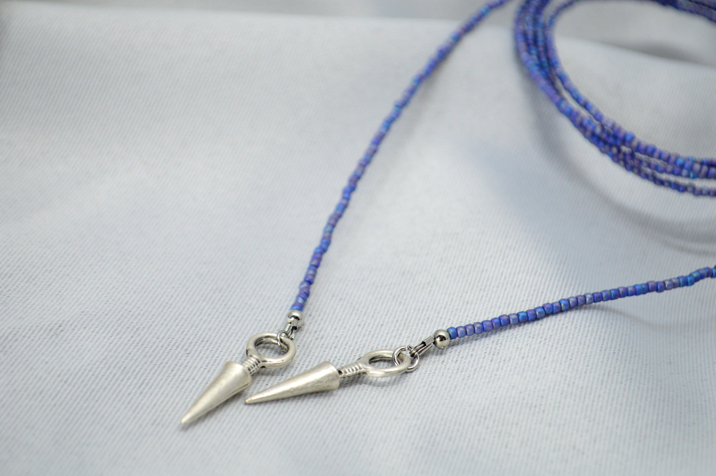 Collier lariat de perles bleues, choker enveloppant boho avec pendentif spike en acier inoxydable
