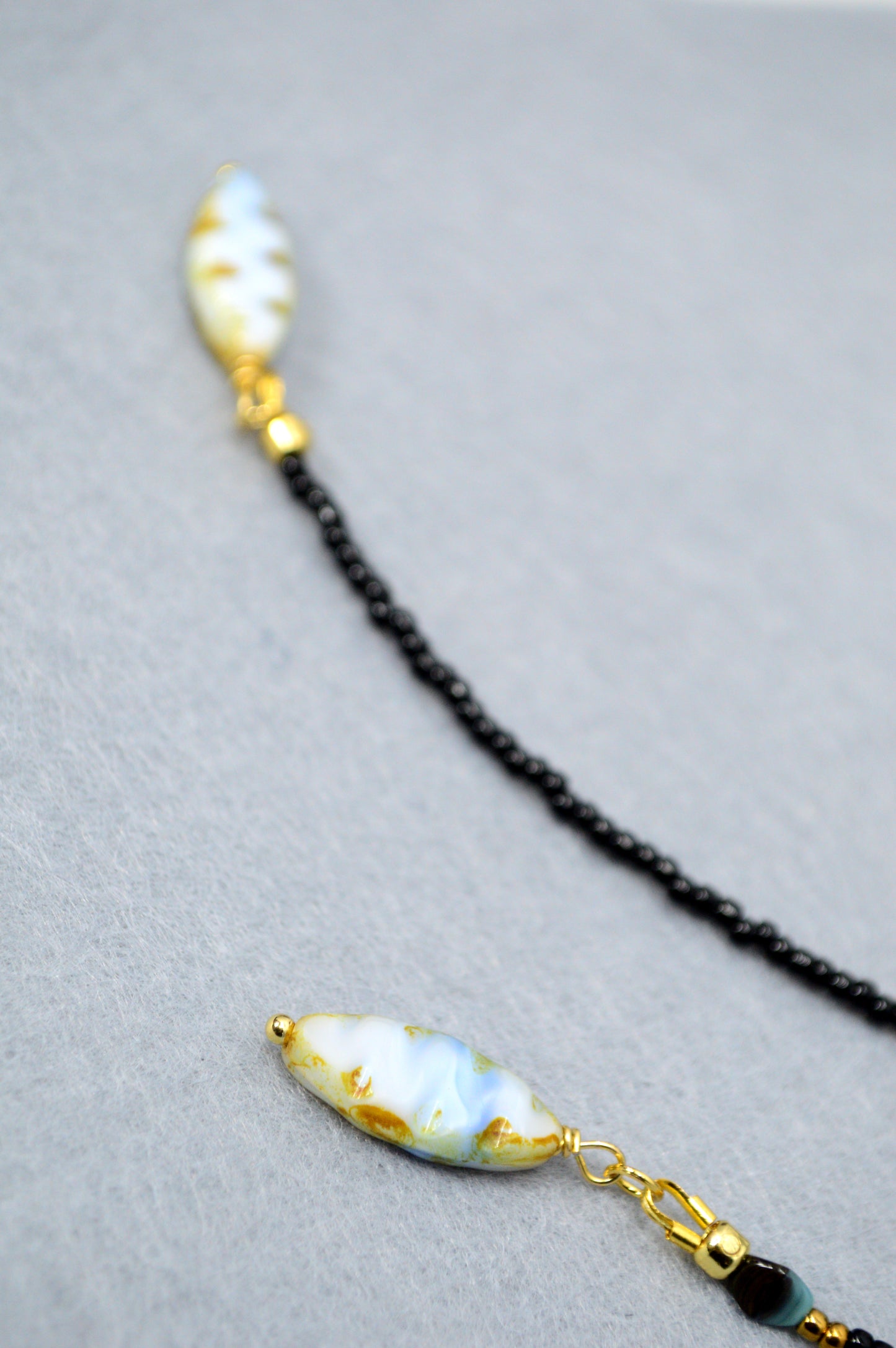 Collar lariat Black Coastal – Collar tipo lazo de cuentas con detalles de concha