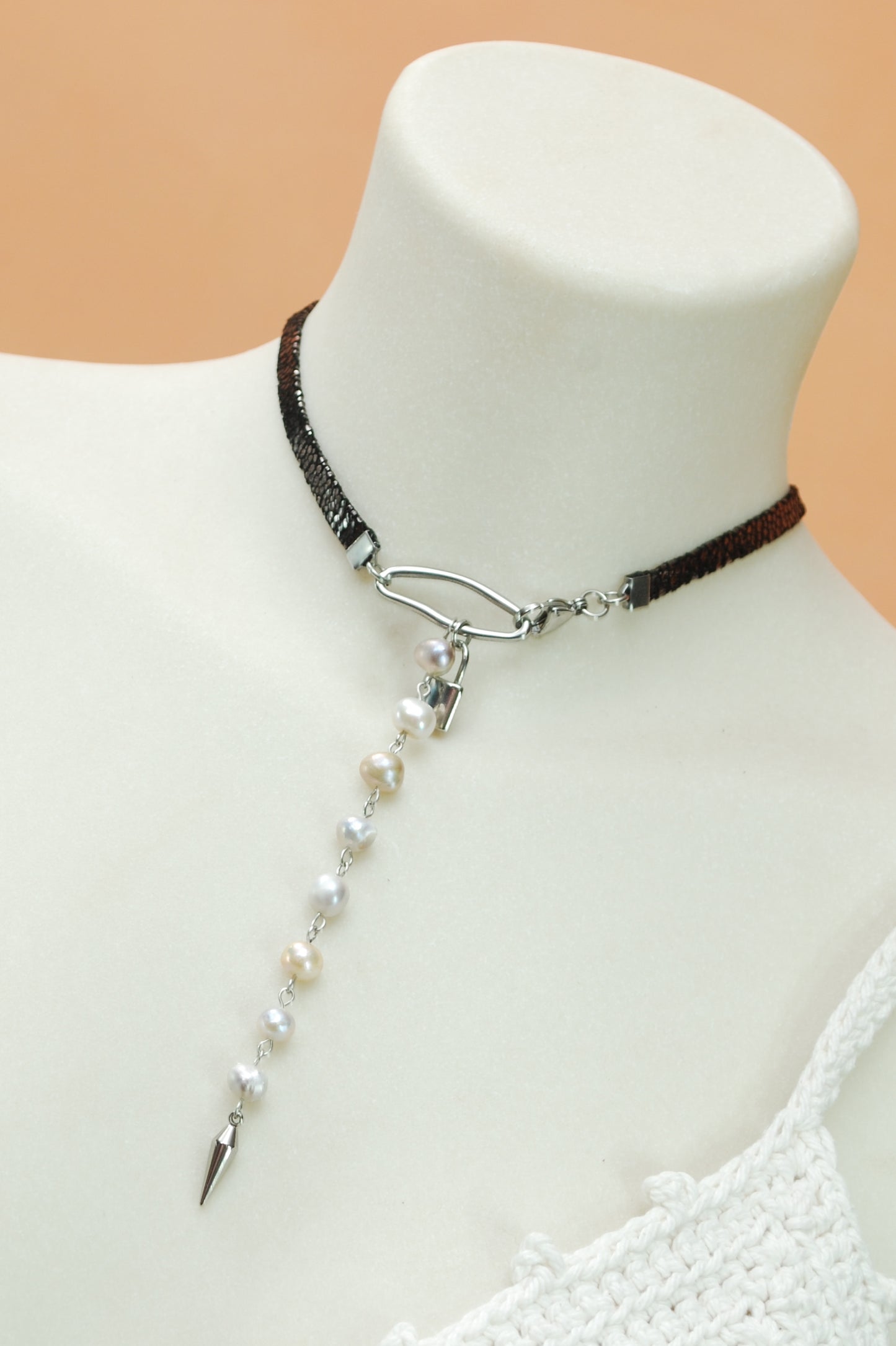 Ras-du-Cou en Cuir avec Pendentif Goutte de Perle