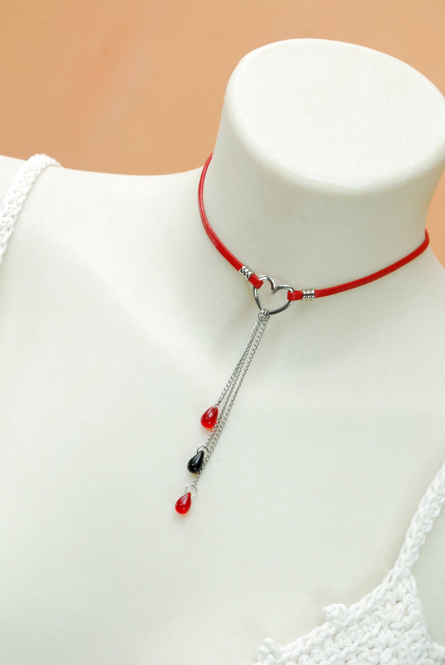 Roter Leder-Choker mit Anhängerdetails