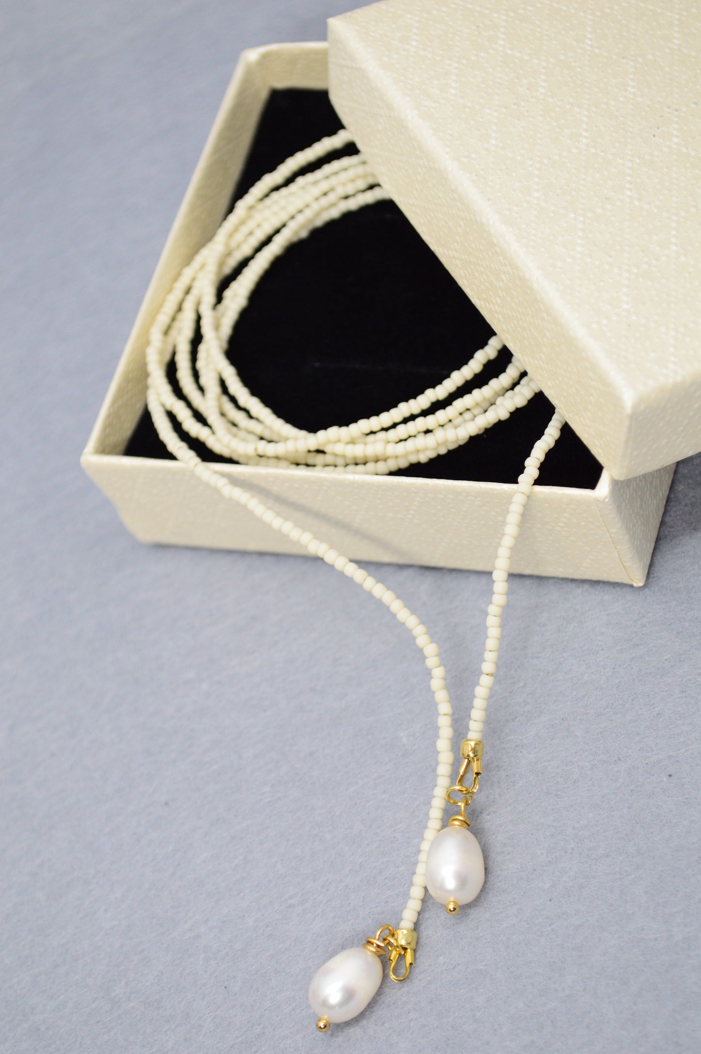 Collar lariat Vanilla – Collar tipo lazo de cuentas color crema con perlas