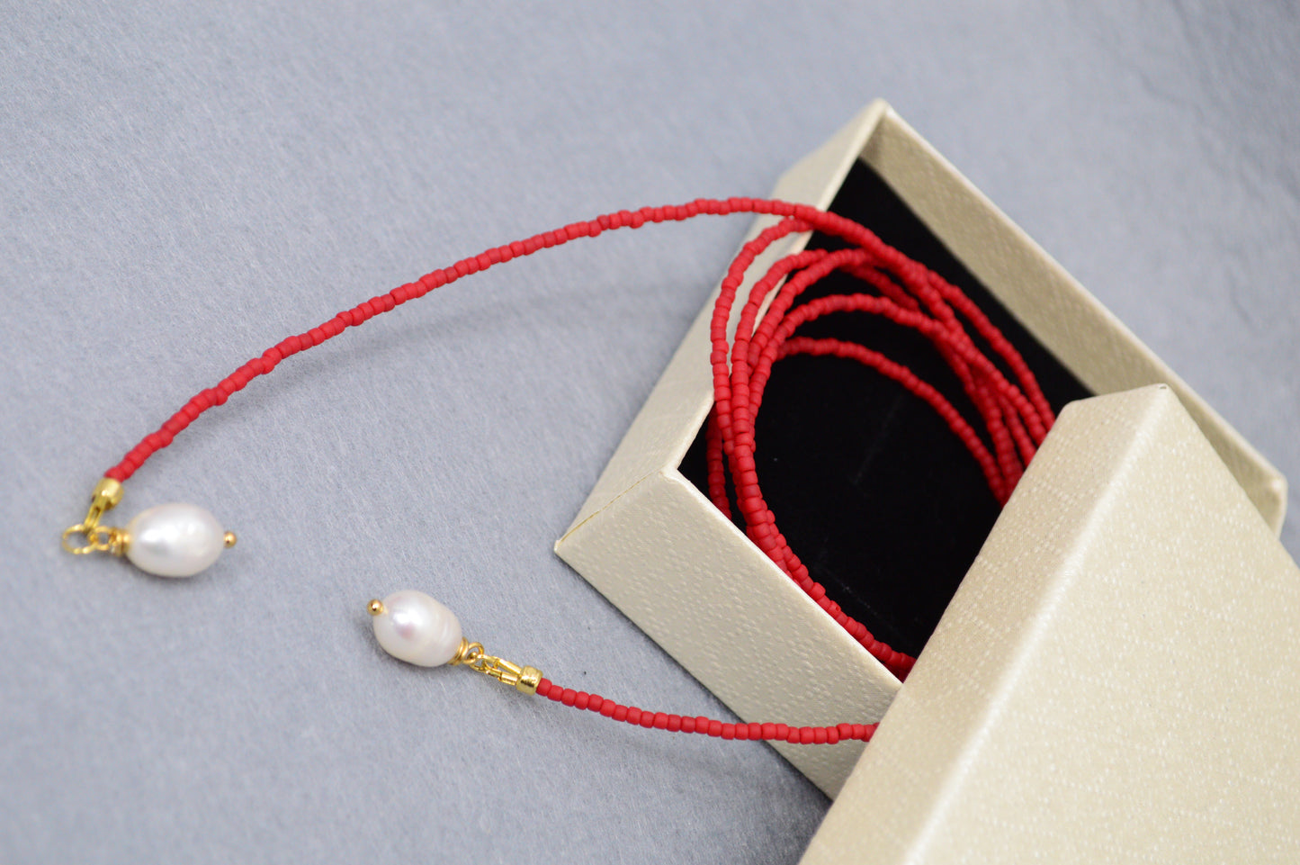 Collar lariat Poppy Red – Collar tipo lazo de cuentas rojas con perlas