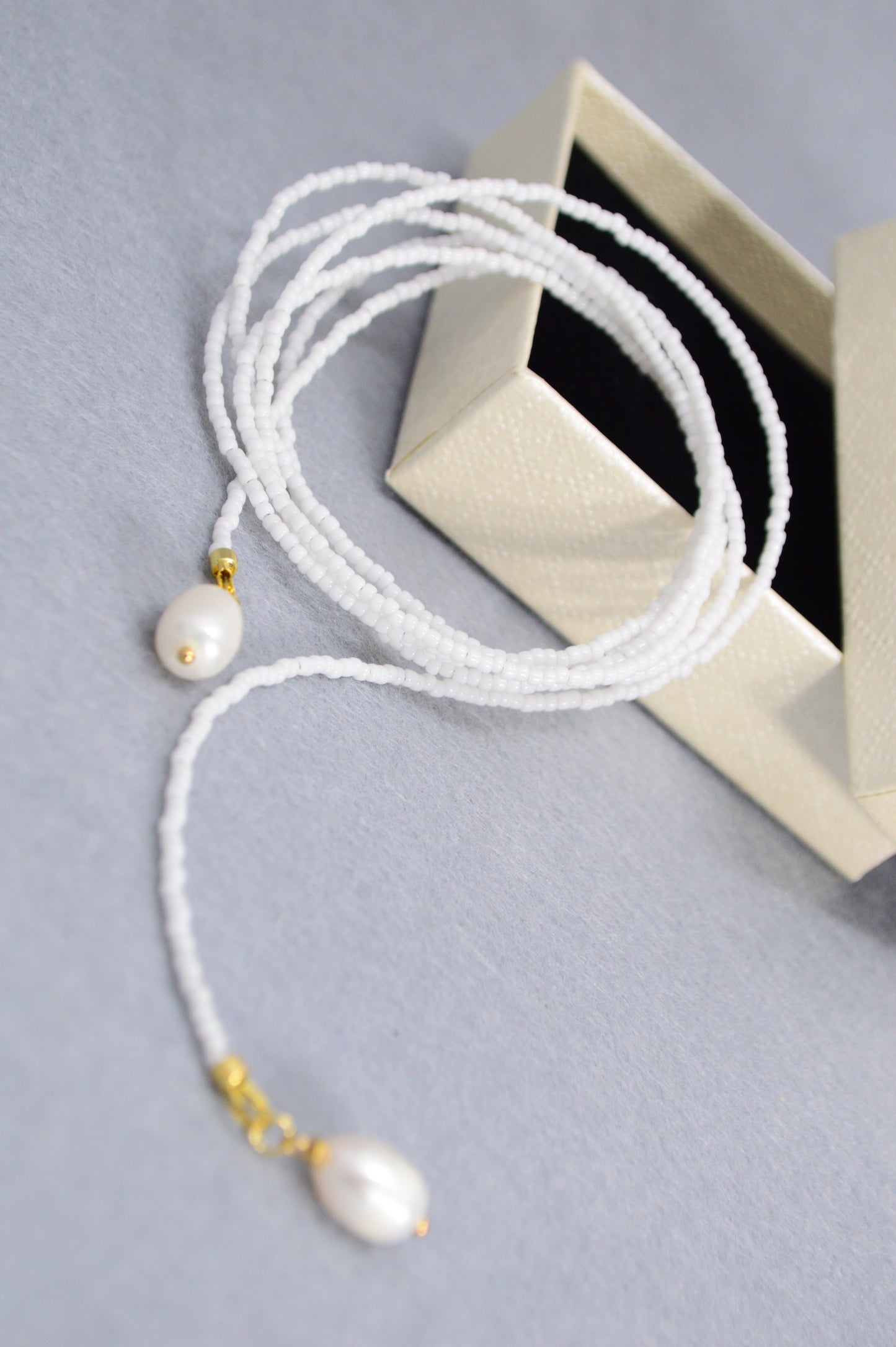 Collar lariat Snow – Collar tipo lazo de cuentas blancas con perlas
