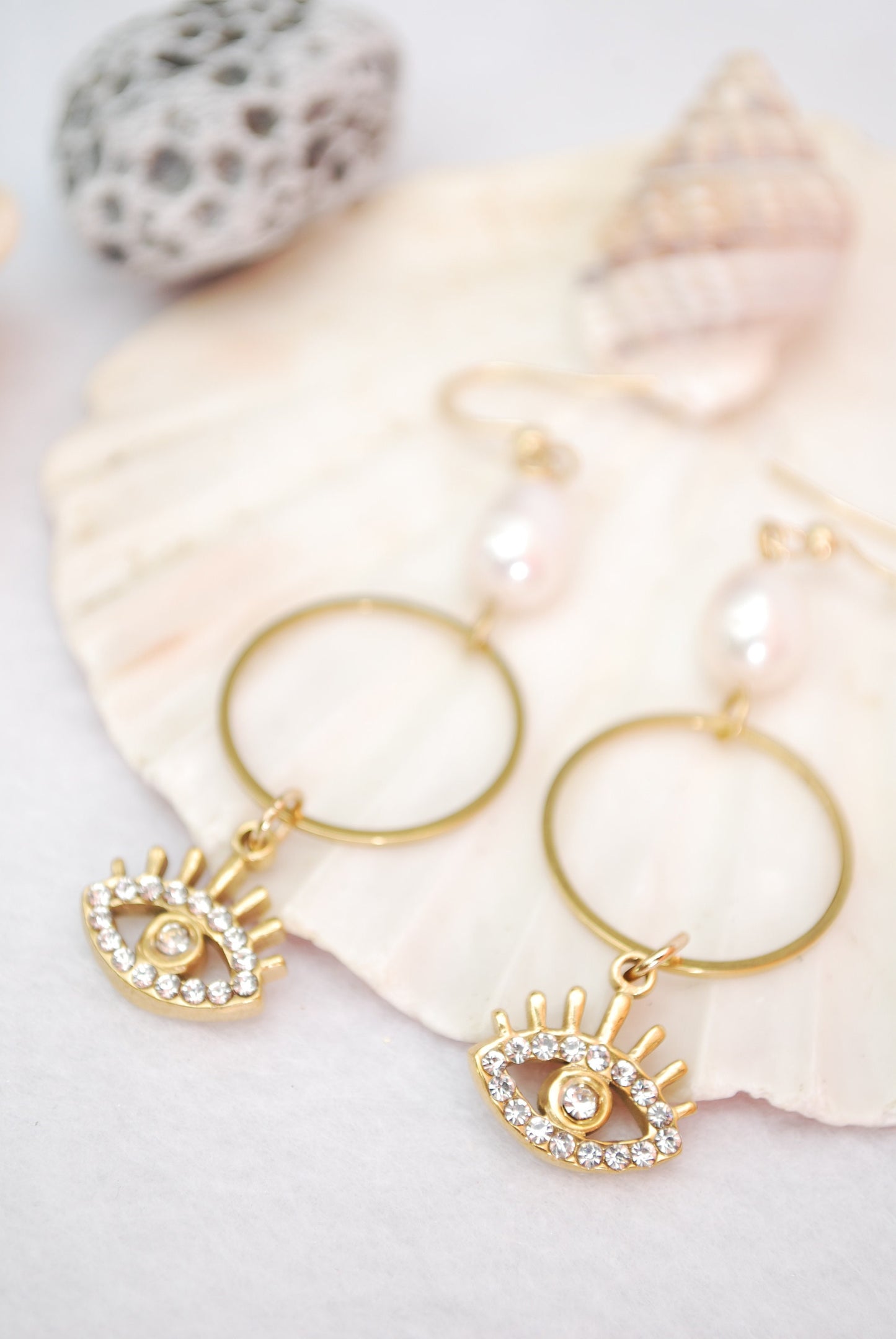 Stainless Steel Earrings with River Pearl Bead and Eye-Shaped Pendant: Fashion Accessories for Boho-Chic style