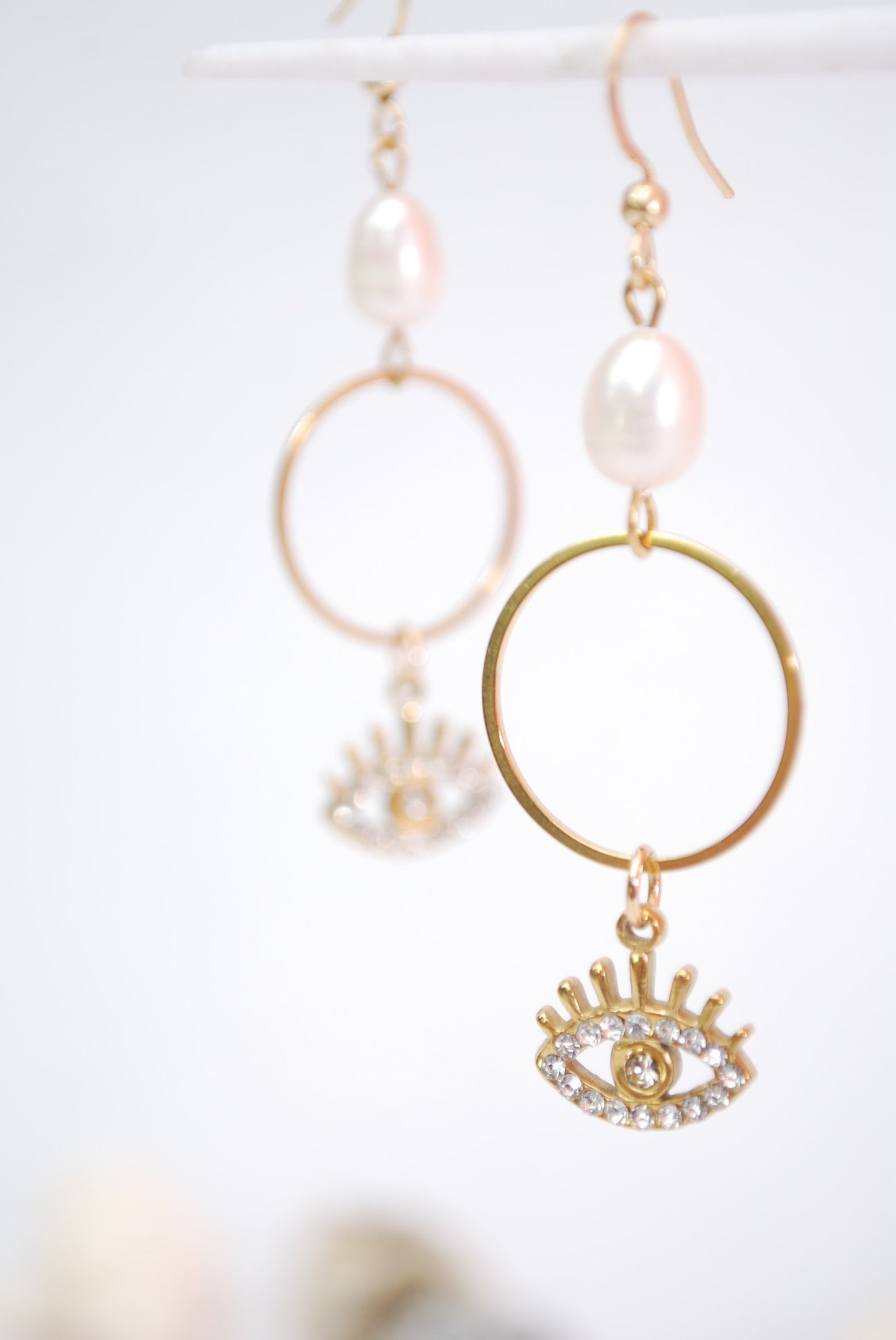 Stainless Steel Earrings with River Pearl Bead and Eye-Shaped Pendant: Fashion Accessories for Boho-Chic style