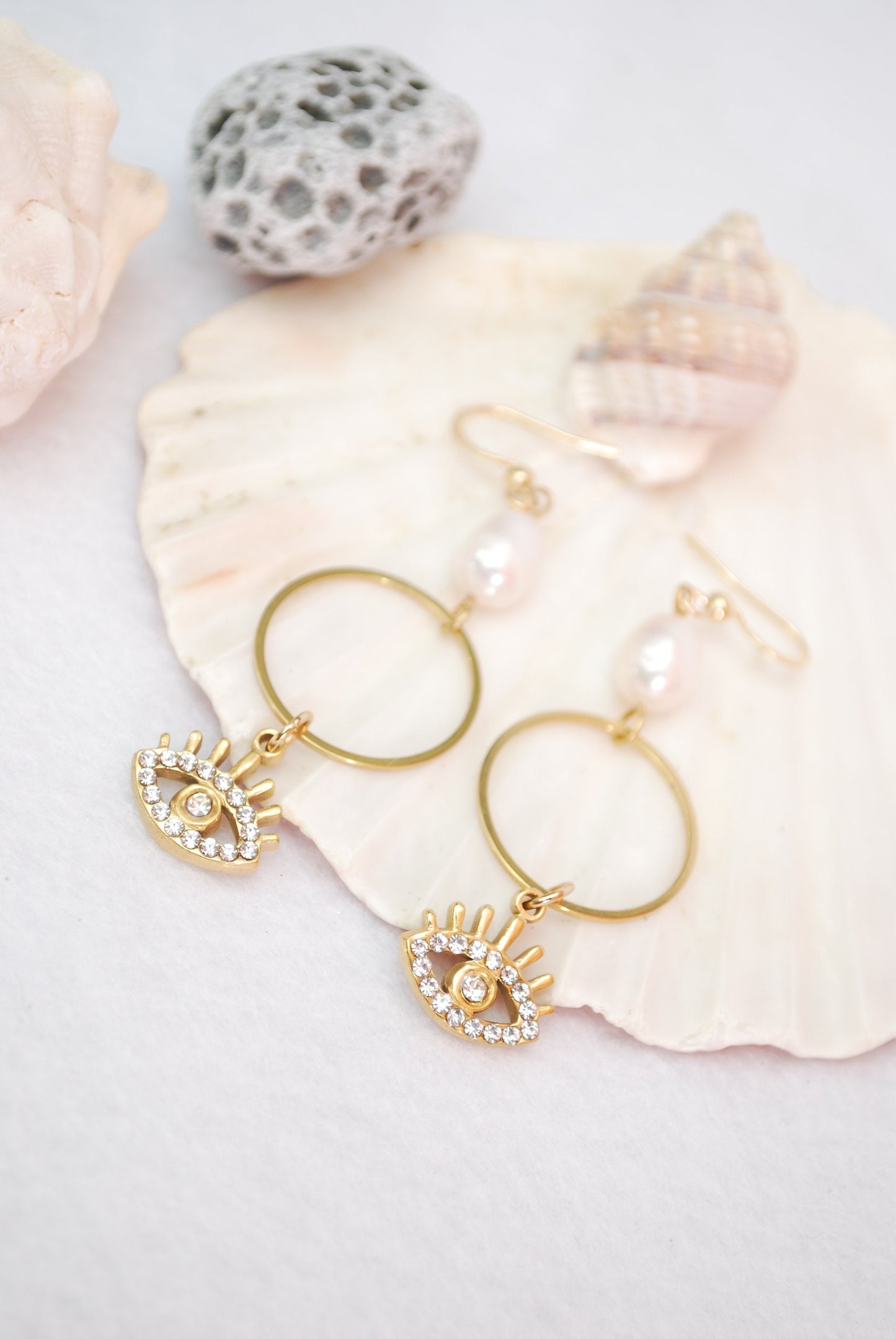 Stainless Steel Earrings with River Pearl Bead and Eye-Shaped Pendant: Fashion Accessories for Boho-Chic style