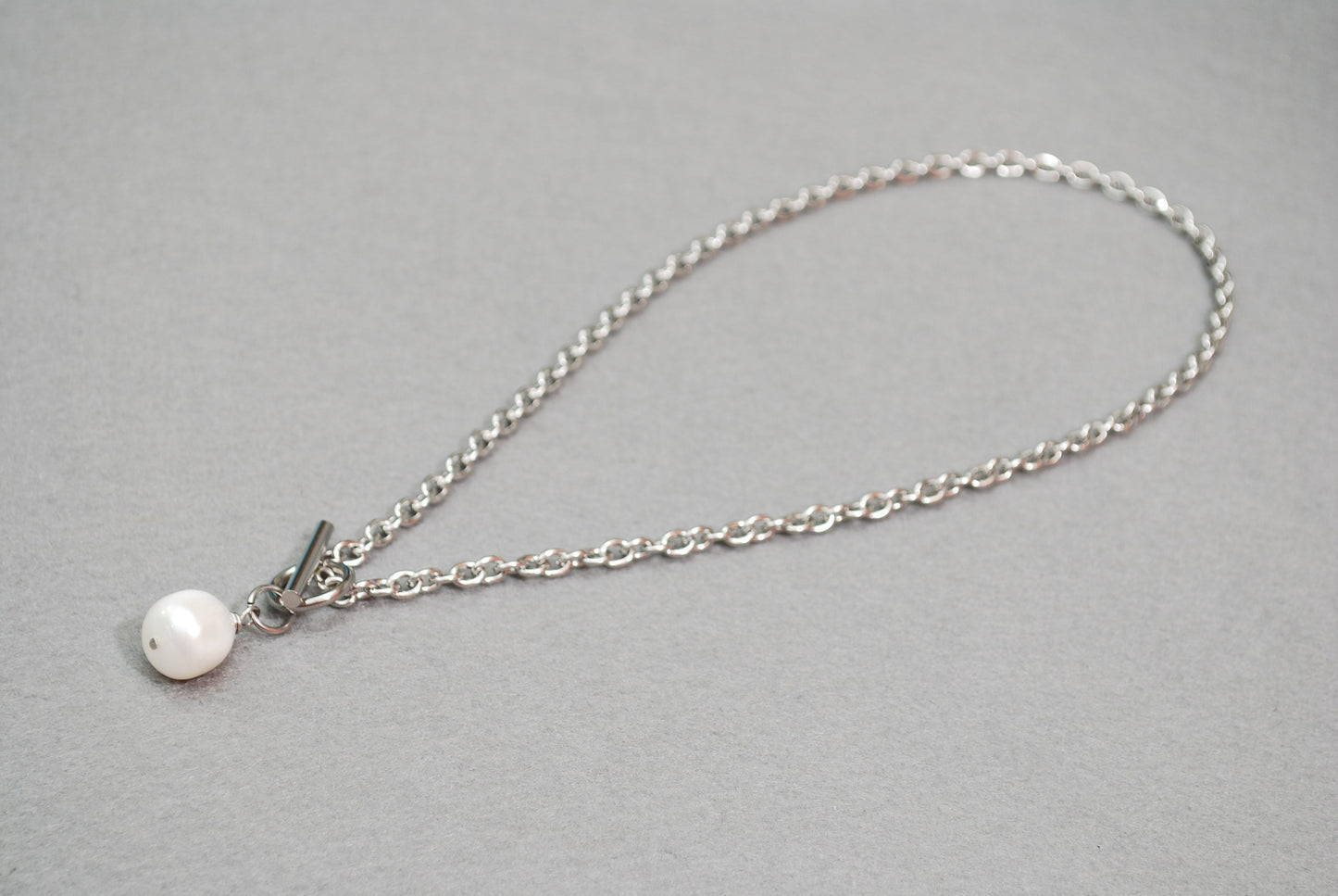 Toggle Stainless Steel Chunky Pearl Bead Pendant Necklace / Choker. Estibela design.