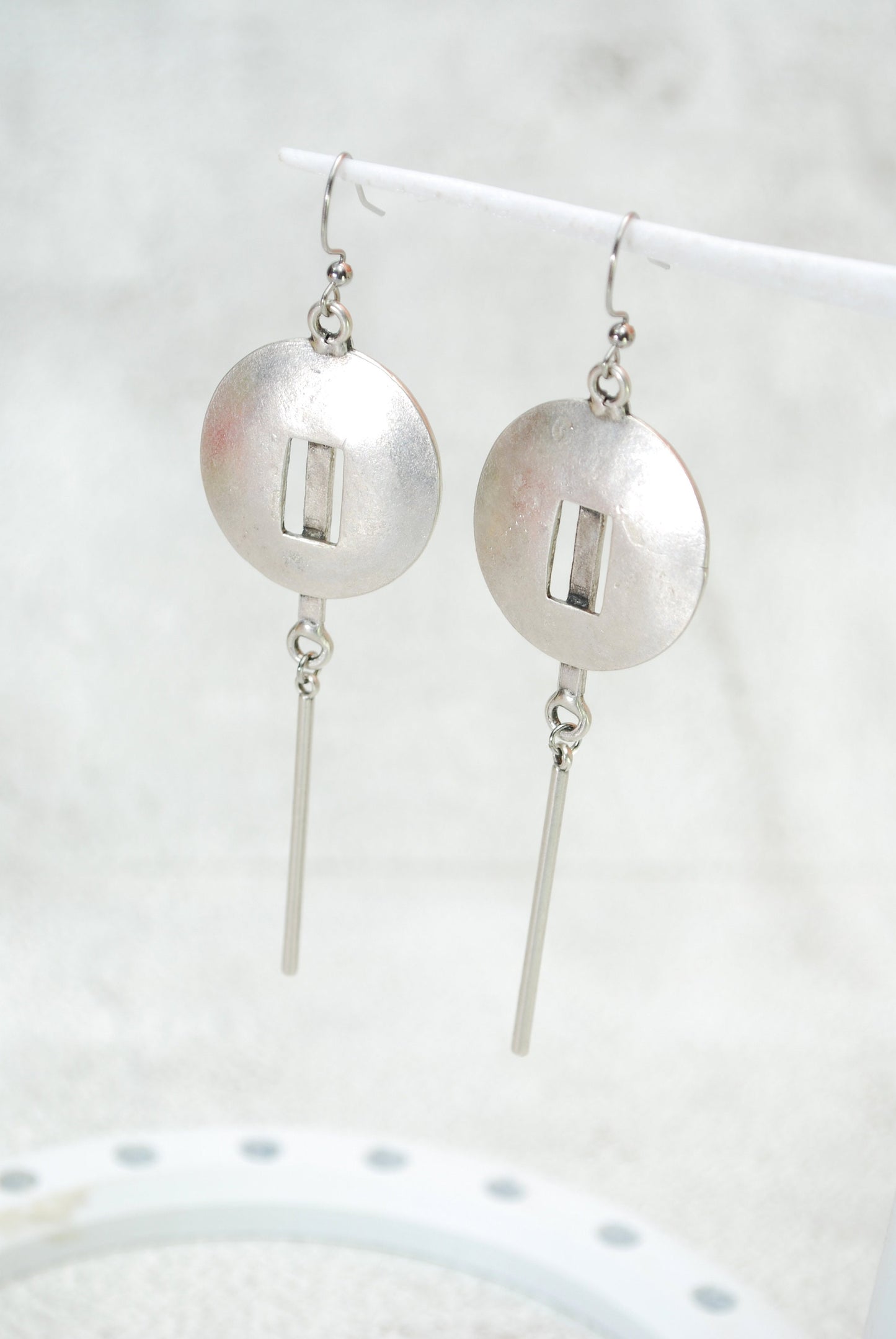 Elegancia artesanal: Pendientes largos abstractos de plata envejecida de edición limitada, 10 cm - 4"