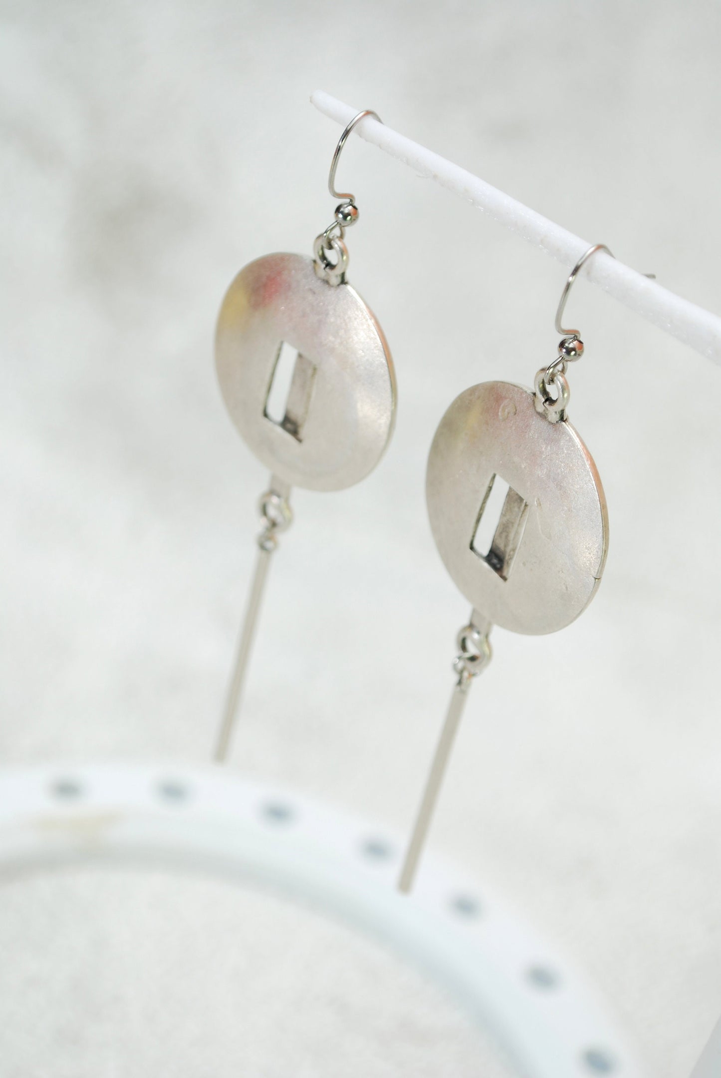 Elegancia artesanal: Pendientes largos abstractos de plata envejecida de edición limitada, 10 cm - 4"