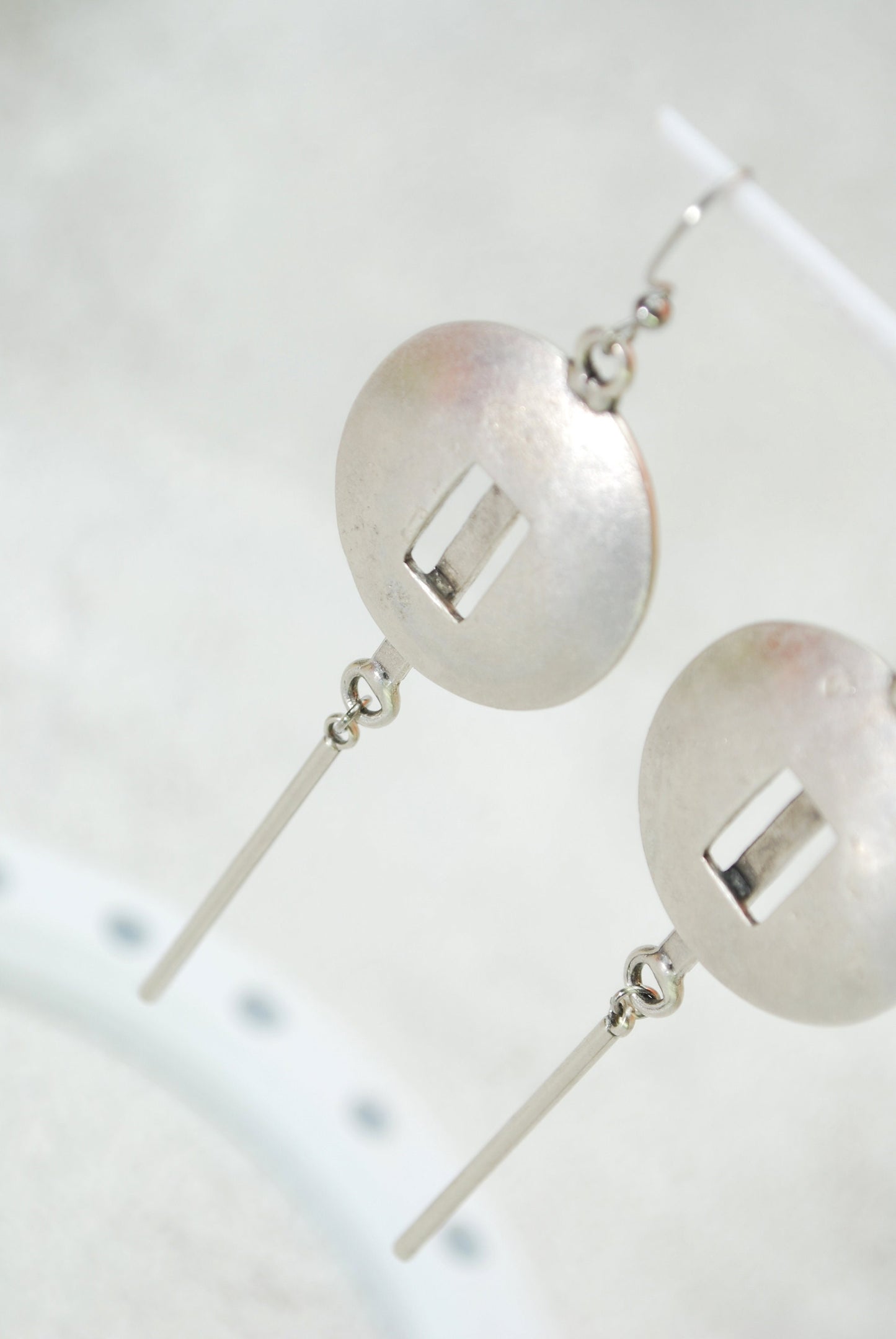 Elegancia artesanal: Pendientes largos abstractos de plata envejecida de edición limitada, 10 cm - 4"