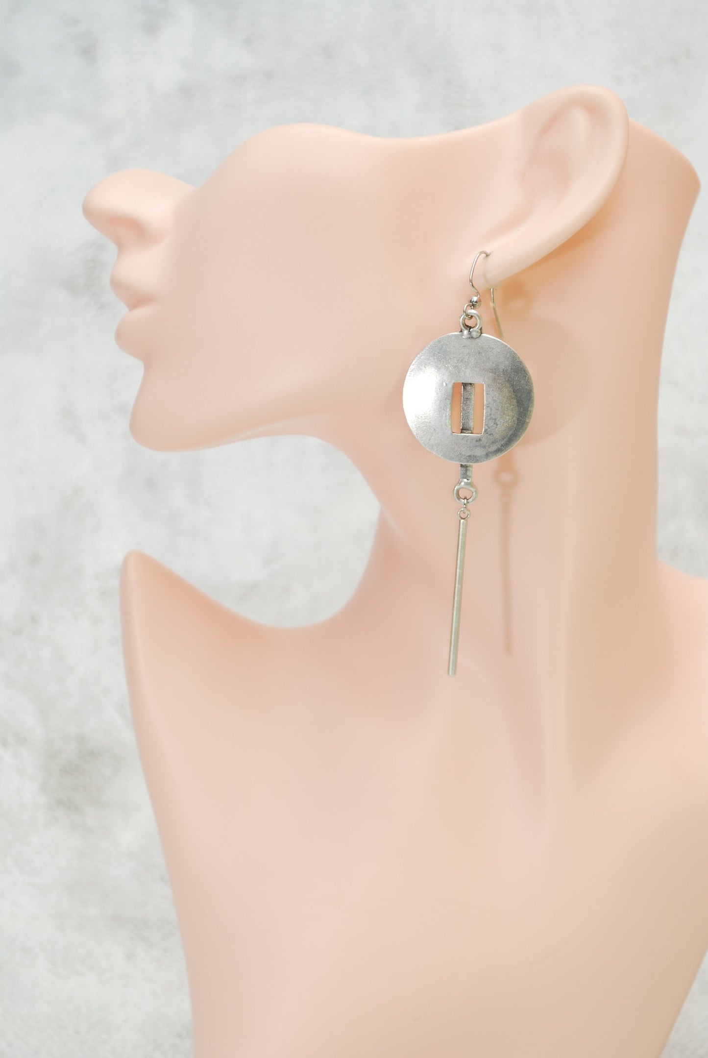 Elegancia artesanal: Pendientes largos abstractos de plata envejecida de edición limitada, 10 cm - 4"