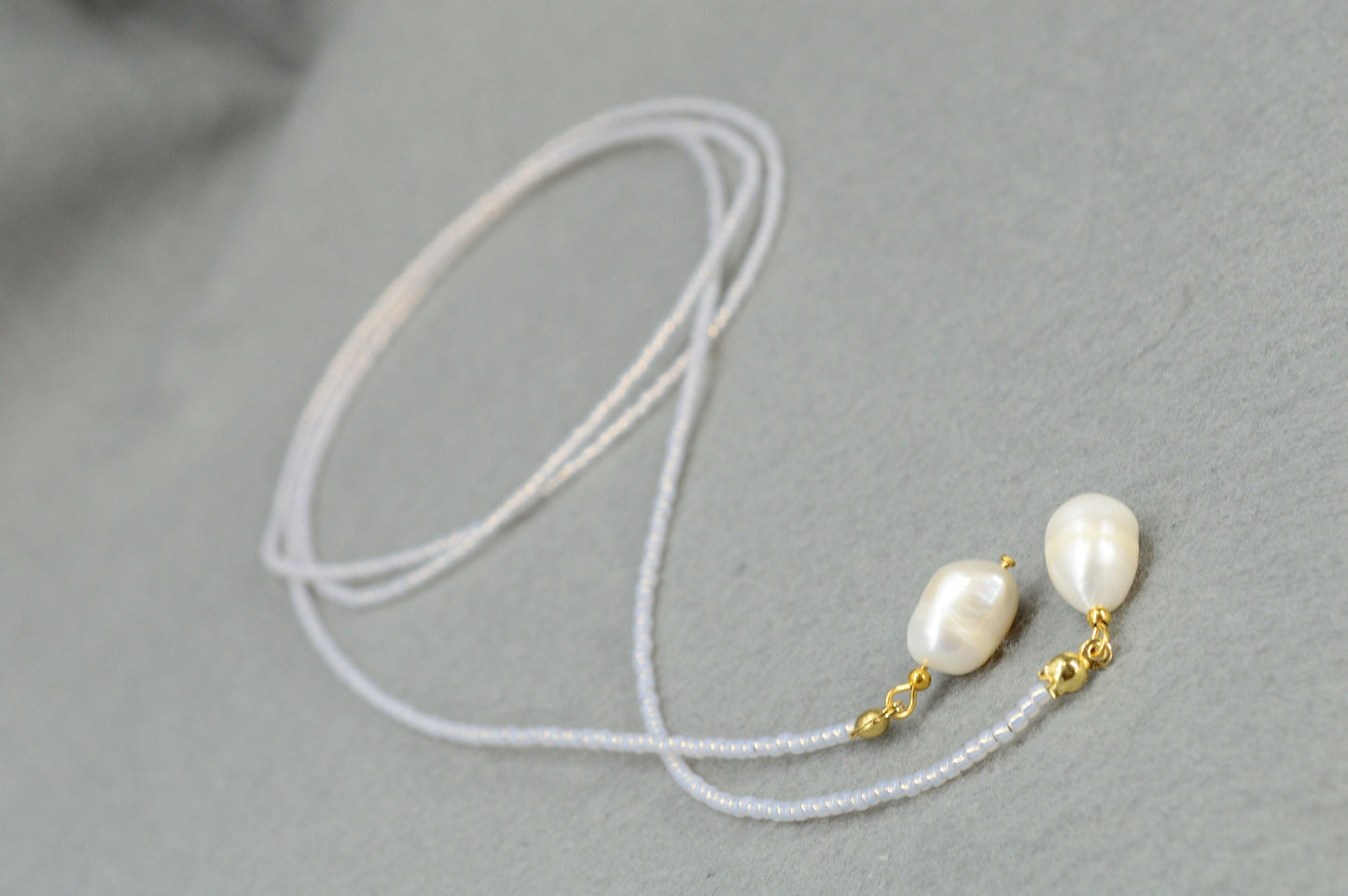 NEW *** Bold seed bead Y necklace featuring freshwater pearls. Chic wrap-around style. Eye-catching beaded choker. About 120cm - 47".