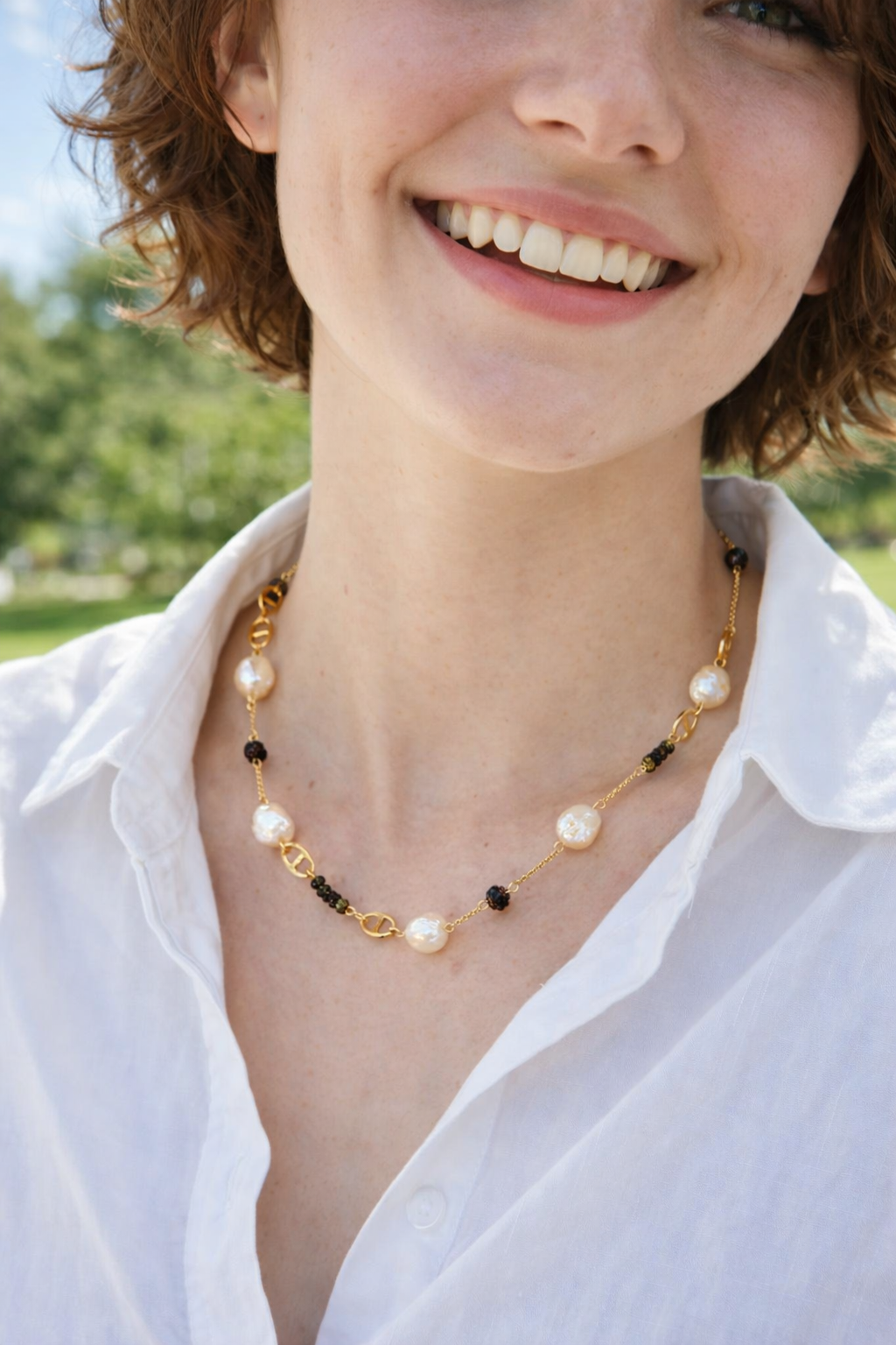 Collier doré avec perles et perles noires | Acier inoxydable, perles d’eau douce & perles de verre | Ajustable