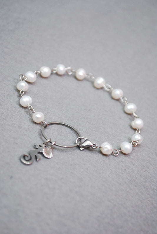 Stainless Steel Bracelet with Pearl Beads and Sea-inspired Charms: Perfect for Summer Beach Vibes!