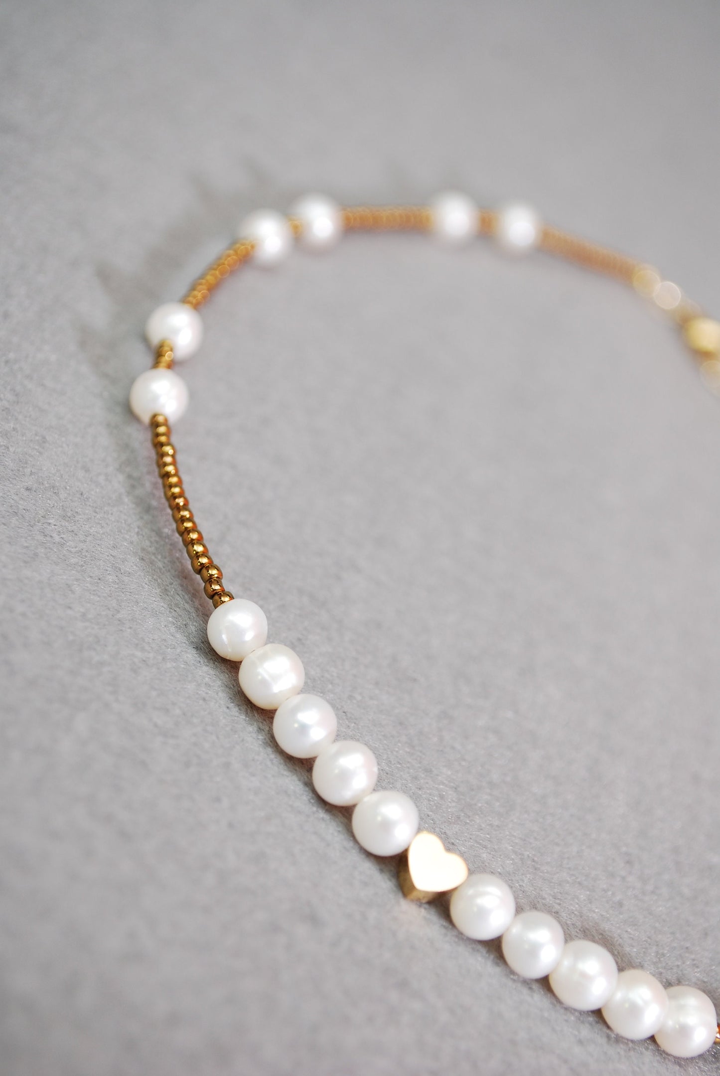 Trendy Freshwater Pearls Choker with Gold Heart Charm - Custom Handmade Necklace for Women's Boho-Chic and Minimalist Style