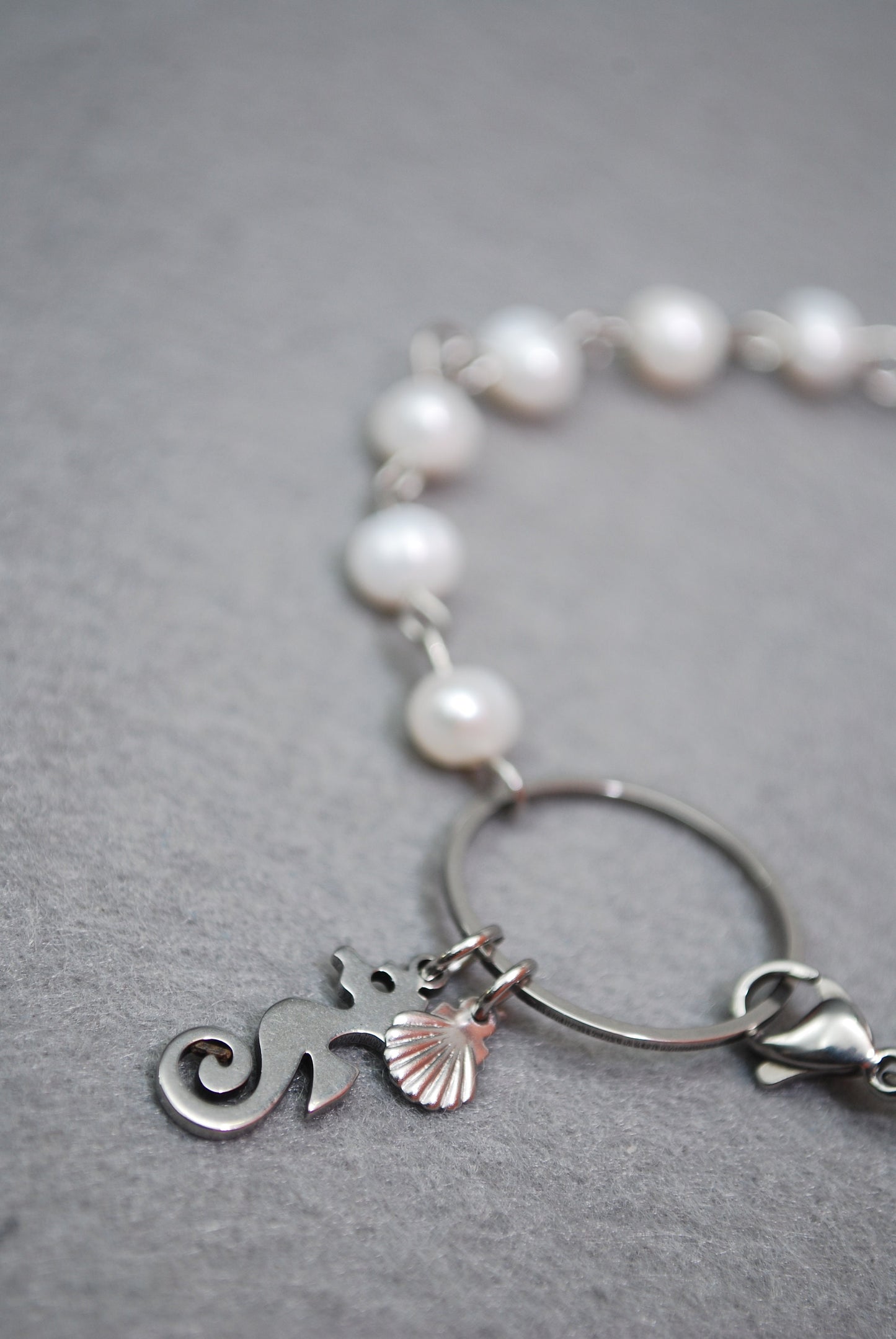 Stainless Steel Bracelet with Pearl Beads and Sea-inspired Charms: Perfect for Summer Beach Vibes!